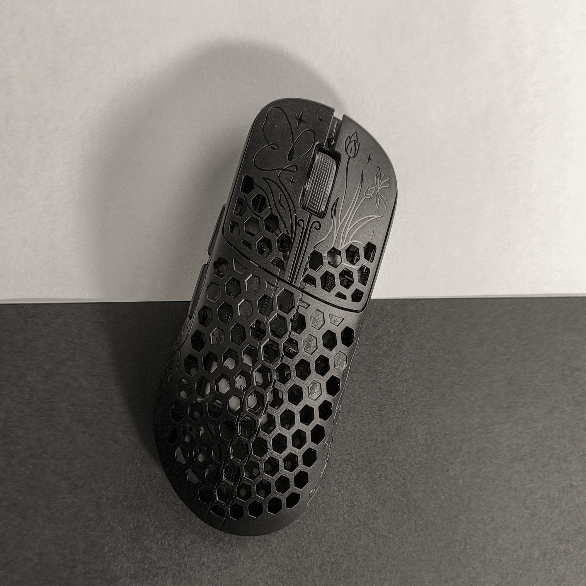 マウス・トラックボール UniuS Black Lotus BLACK LOTUS-39g Carbon Fiber 8K Wireless Gaming Mouse