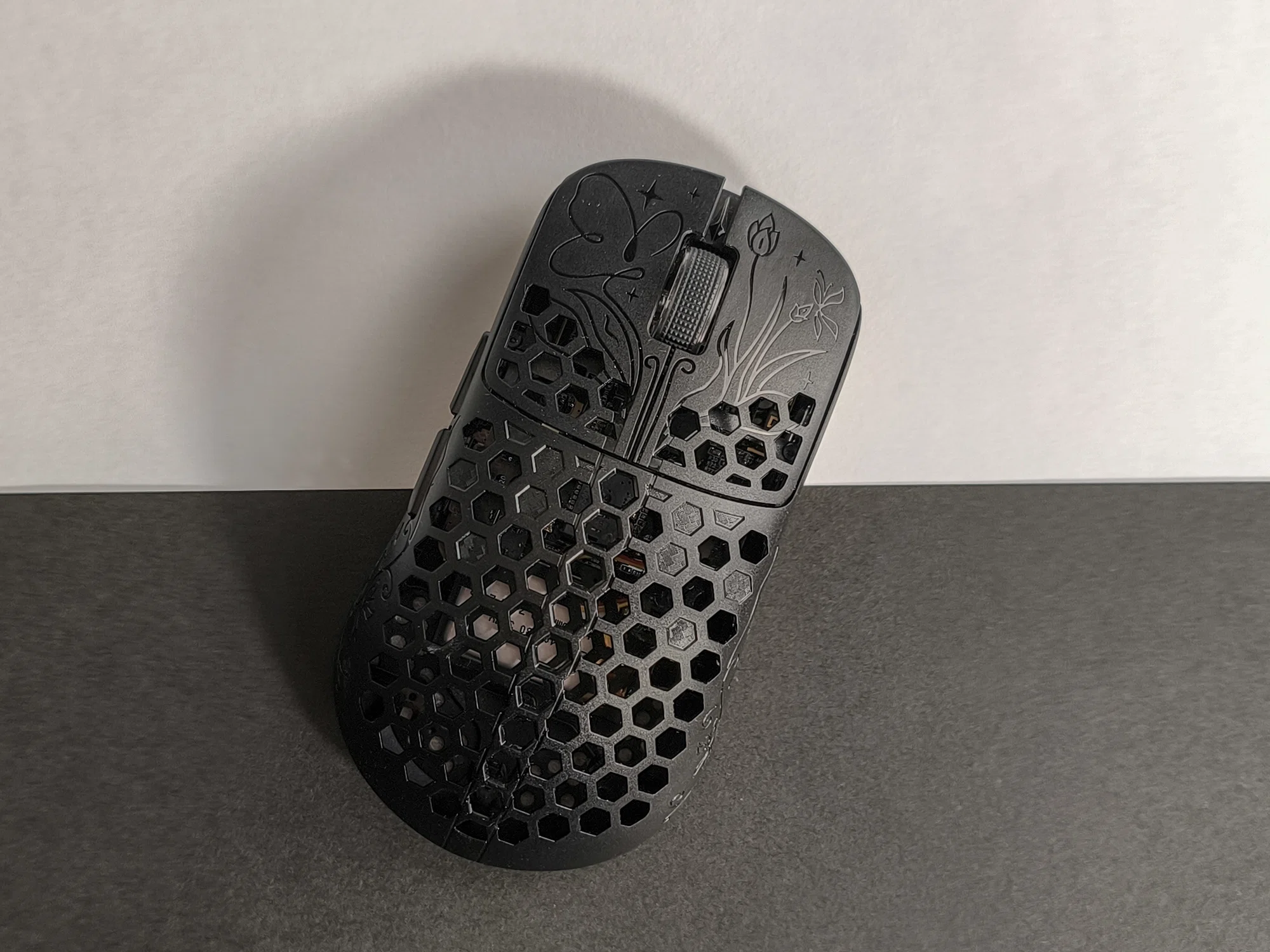 レビュー】UNIUS BLACK LOTUS CARBON 8K|蝶模様が施された最高級 レビュー】UNIUS BLACK LOTUS CARBON 8K|蝶模様が施された最高級