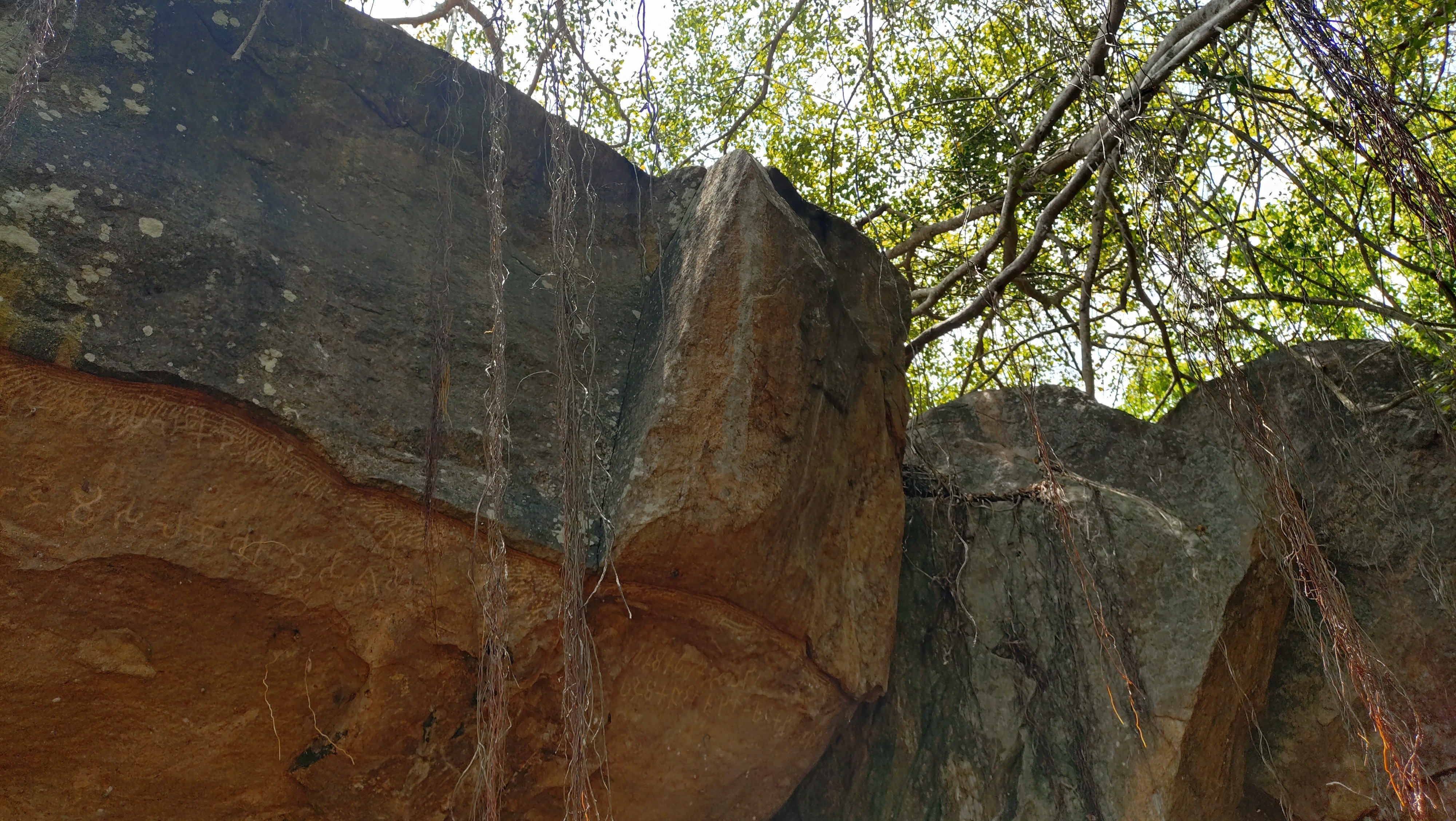 自然岩形上の彫刻僧侶【インテリア】 【公式通販】