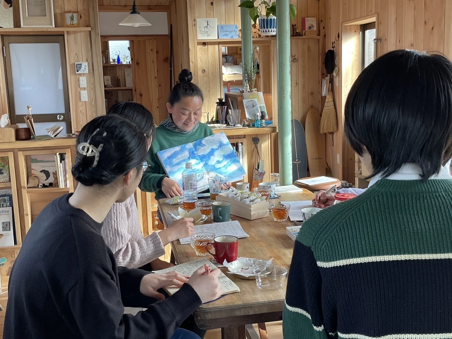 絵本作家の作品です。 絵本作家の作品です。 【公式通販】