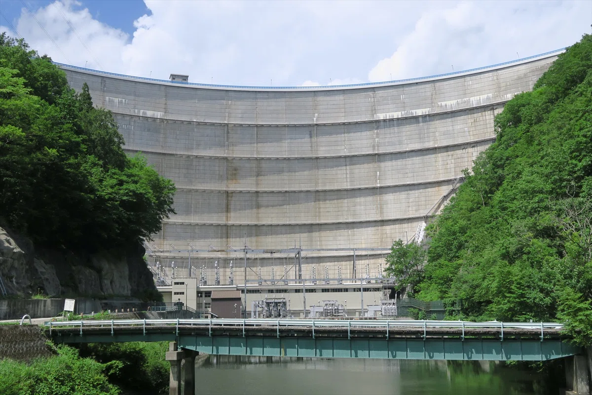 矢木沢ダム 群馬県 堤体正面 アーチダム