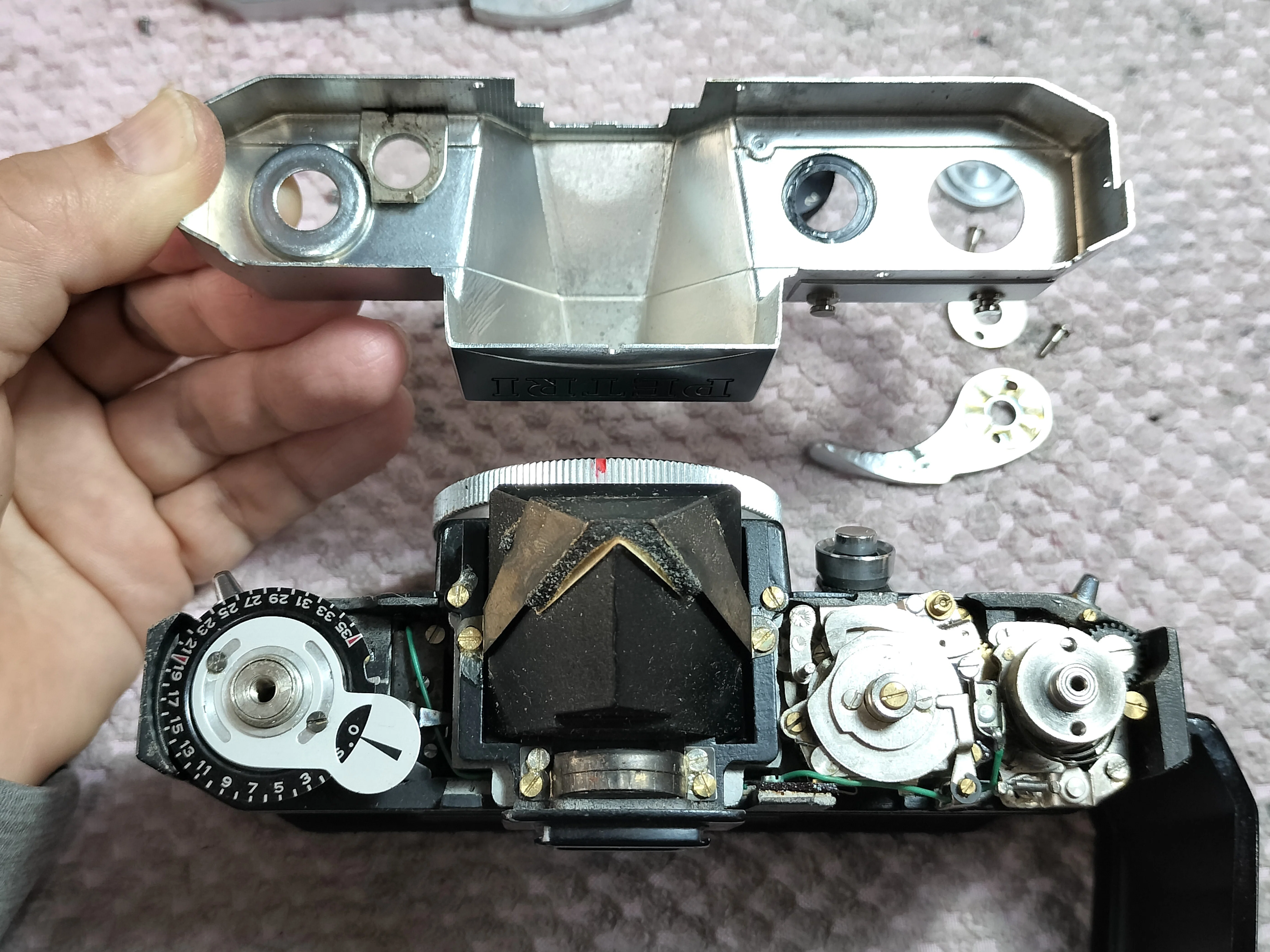 Disassembly of the Petri Penta VI｜フィルムカメラ修理のアクアカメラ