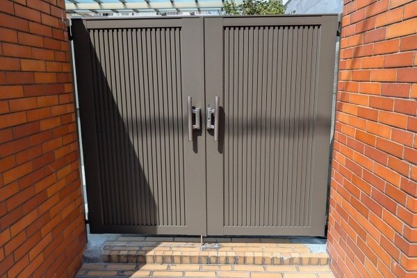 最近の施工事例】錠が機能せず、門扉をそっくり新品(LIXIL 開き 最近の施工事例】錠が機能せず、門扉をそっくり新品(LIXIL 開き
