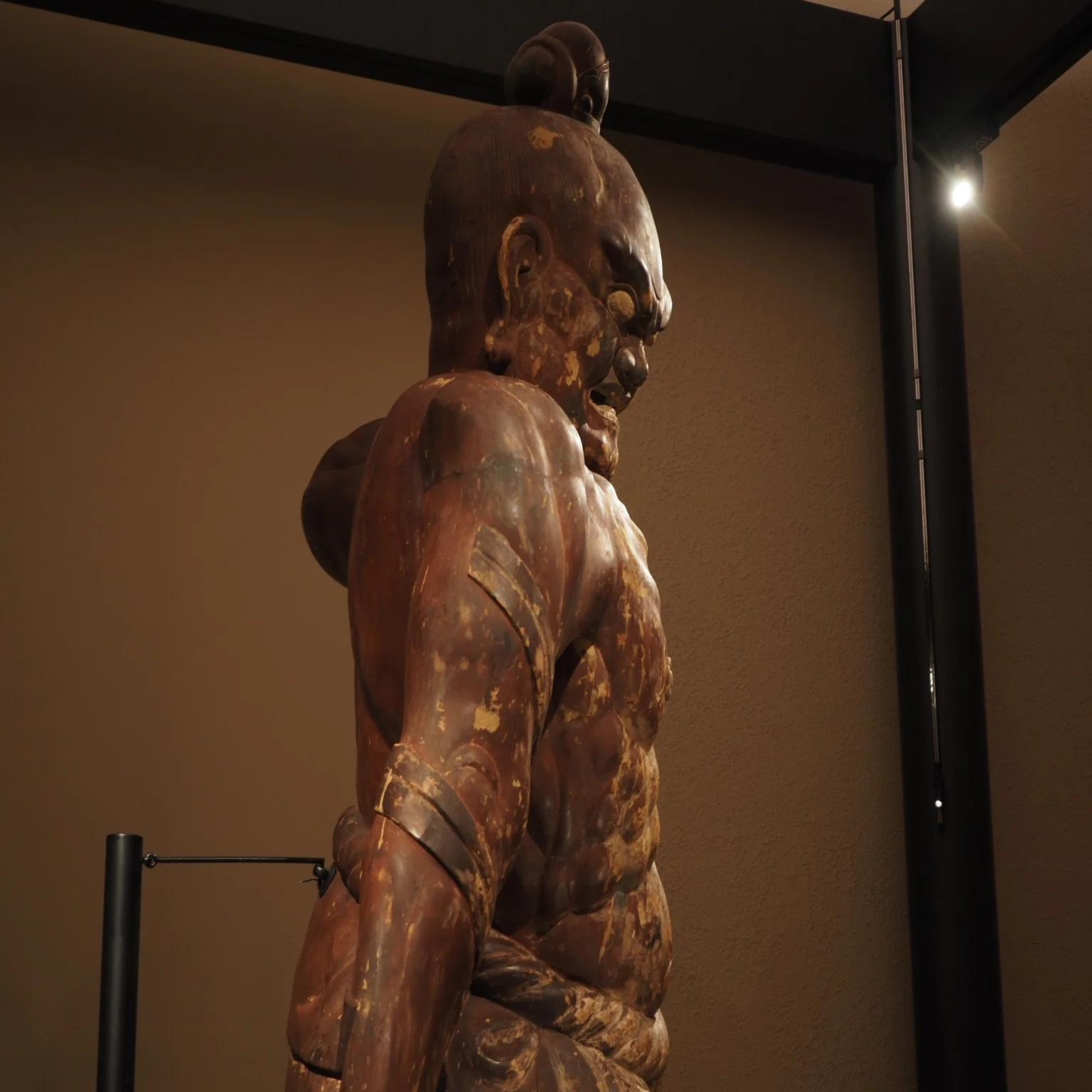 平安時代から1000年以上、滋賀県の古刹を守っていた《金剛力士像》が 