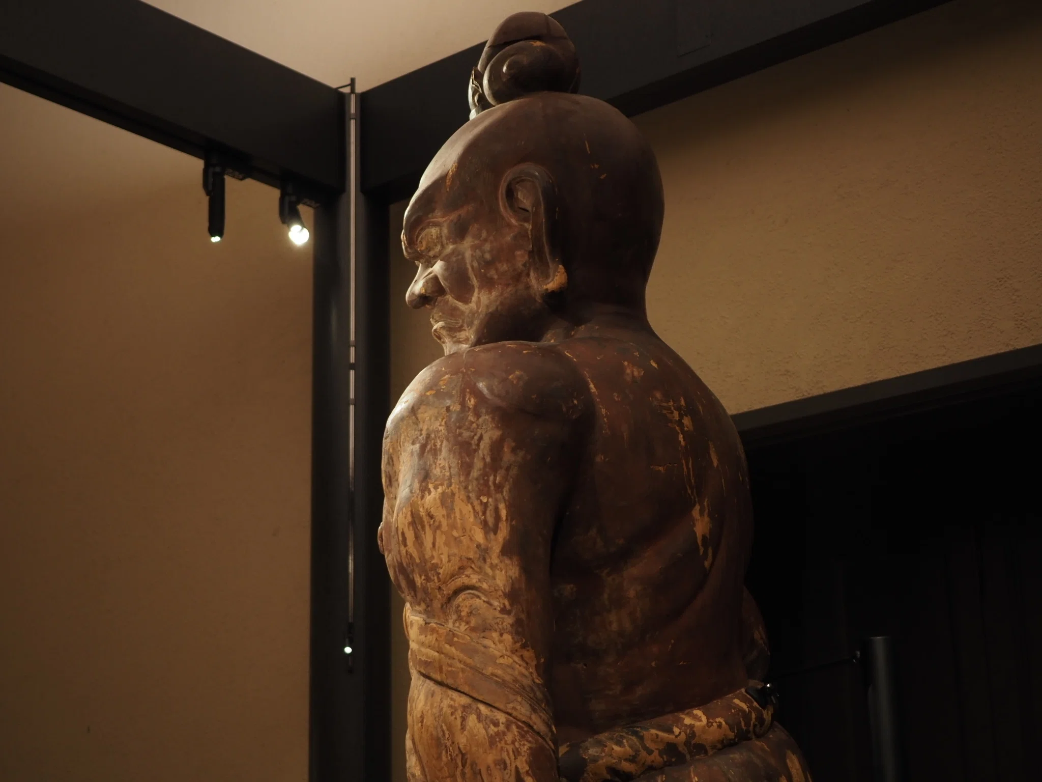 平安時代から1000年以上、滋賀県の古刹を守っていた《金剛力士像》が