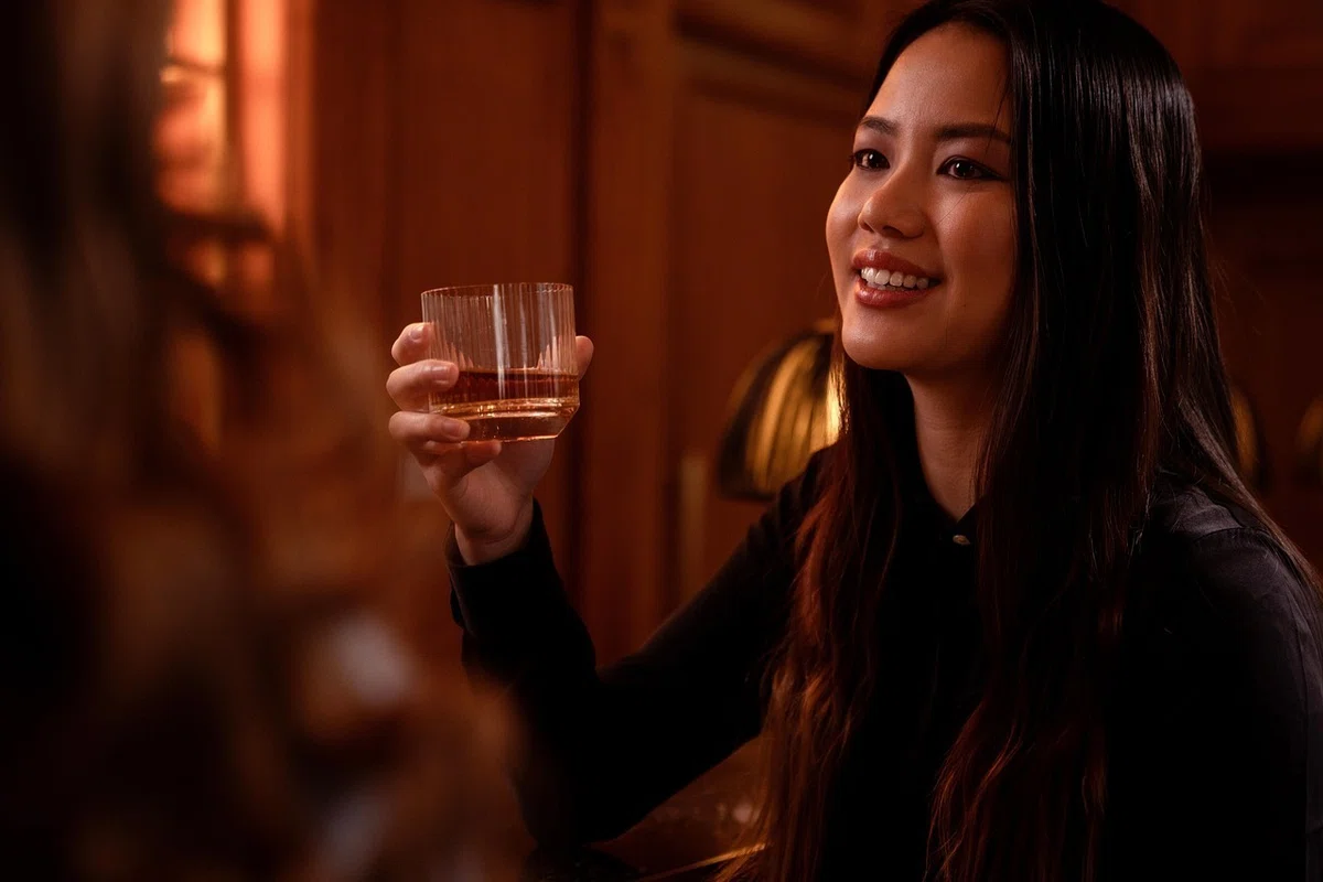 ウィスキーを飲む女性