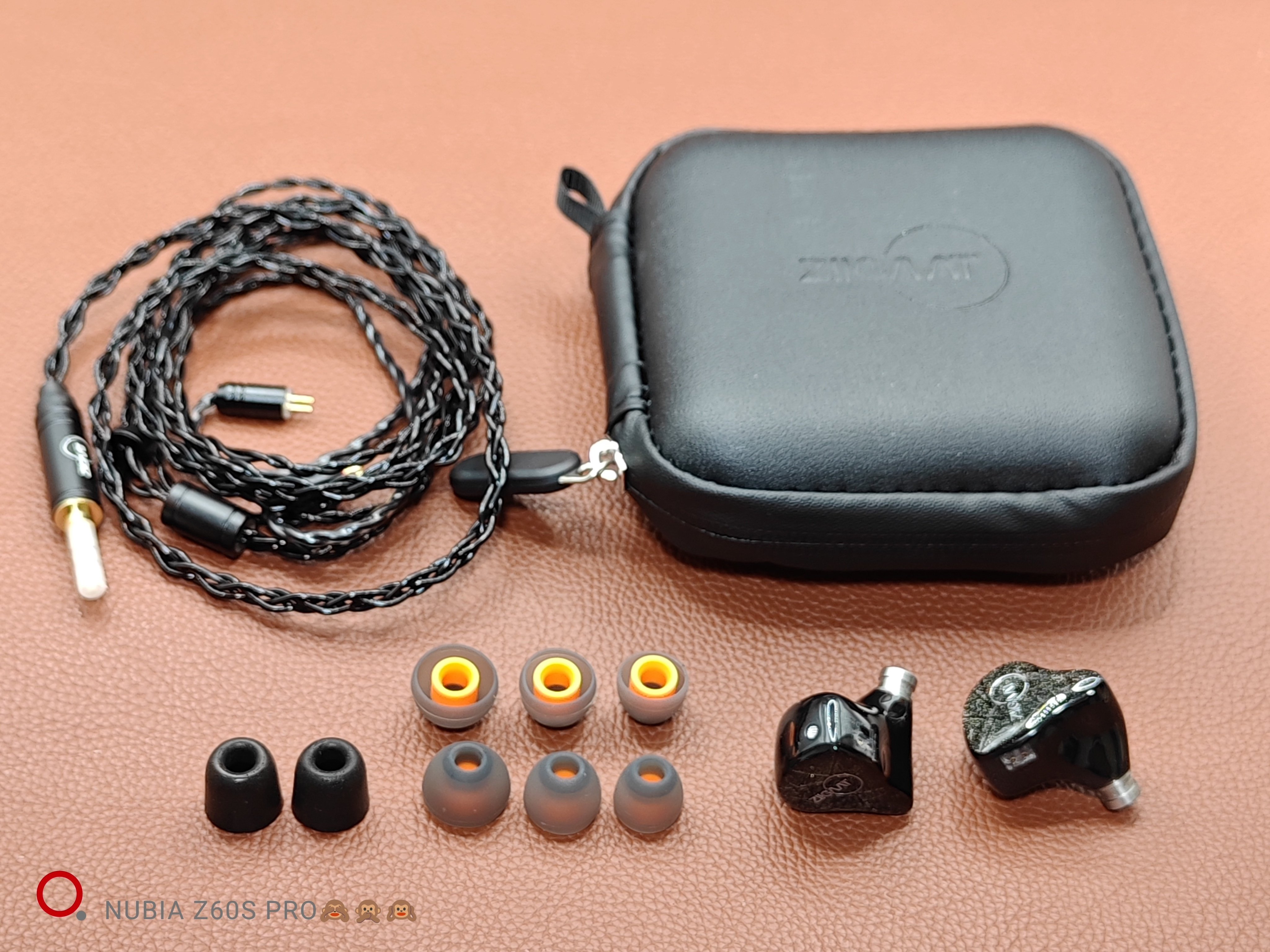 ZiiGaat Lush 1DD+4BA イヤホン ZiiGaat Lush」 独自ドライバー採用の4BA+1DD構成でニュートラル