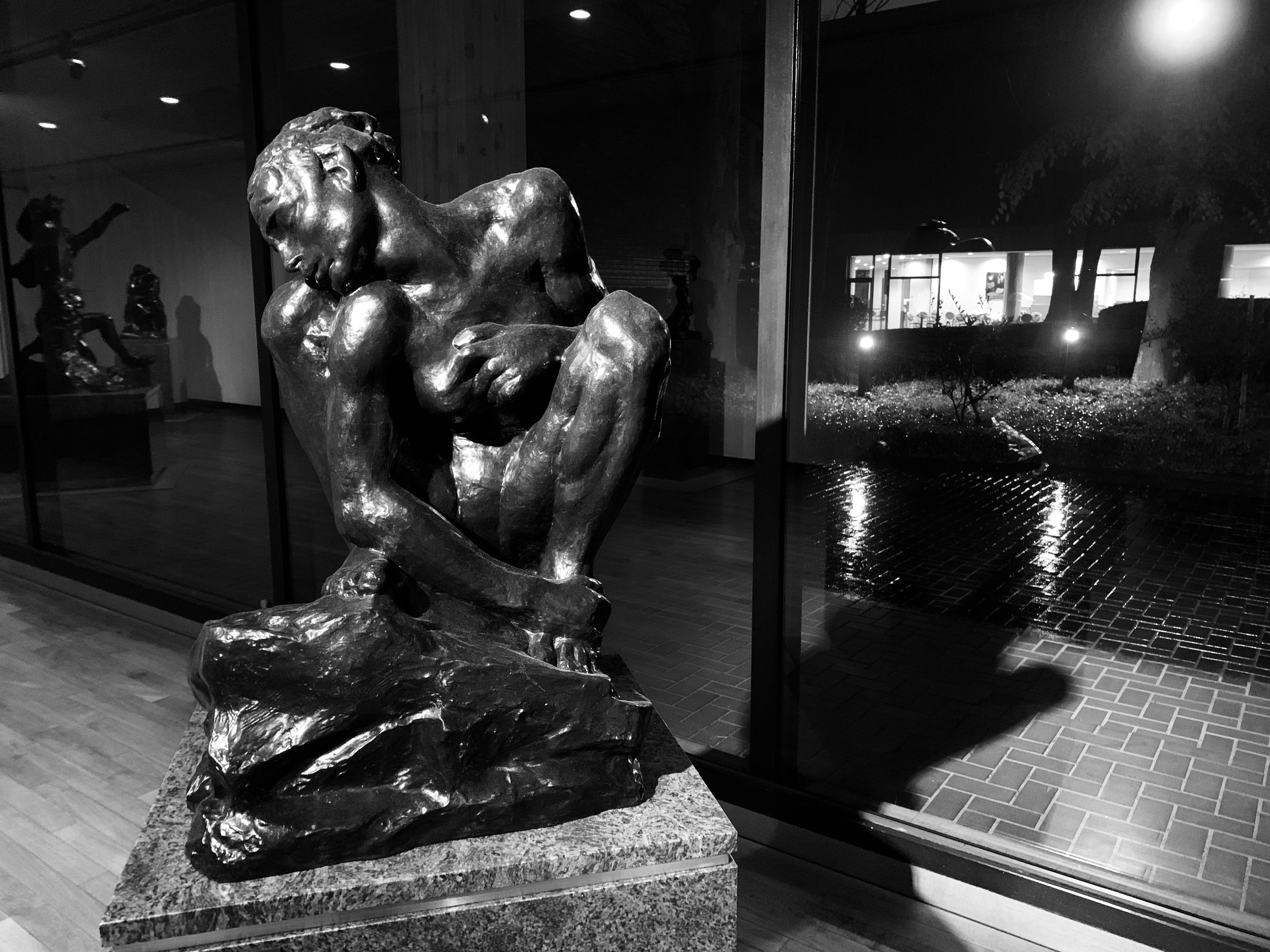 夜・雨・本気・ロダン （写真）【西洋美術館】｜なすにきび
