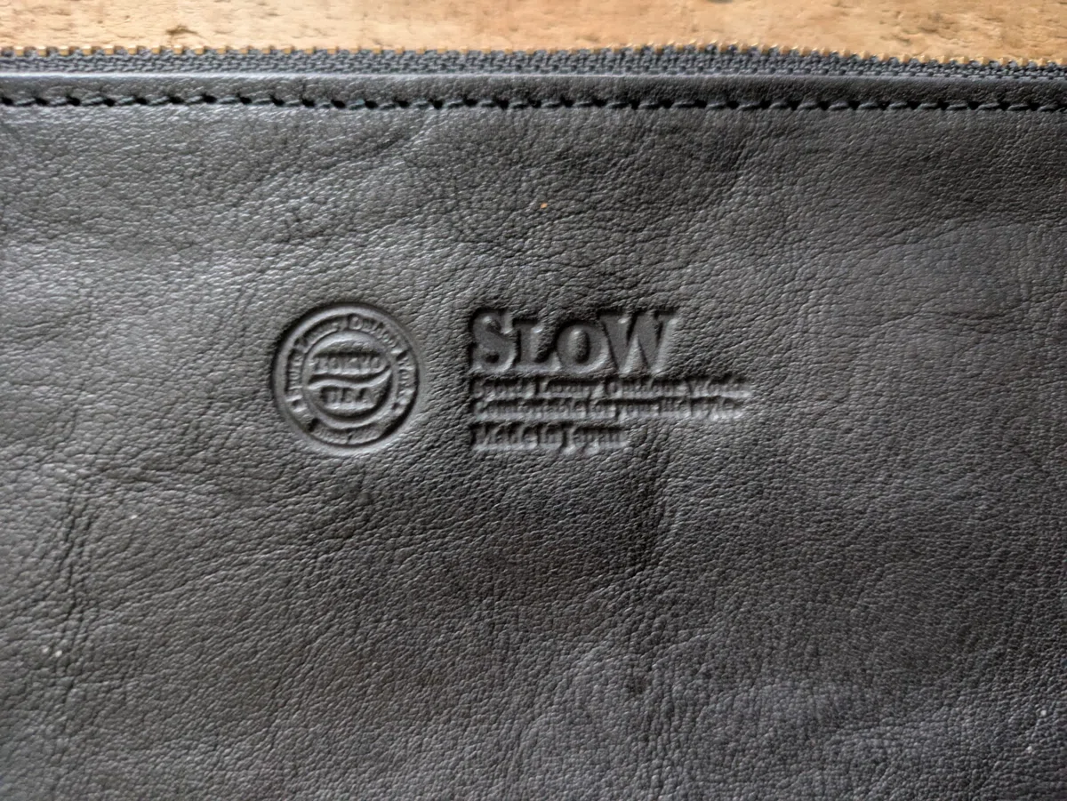 SLOW(スロウ)】「rubono - pouch - L」ブラックの質感がとても心地良い 