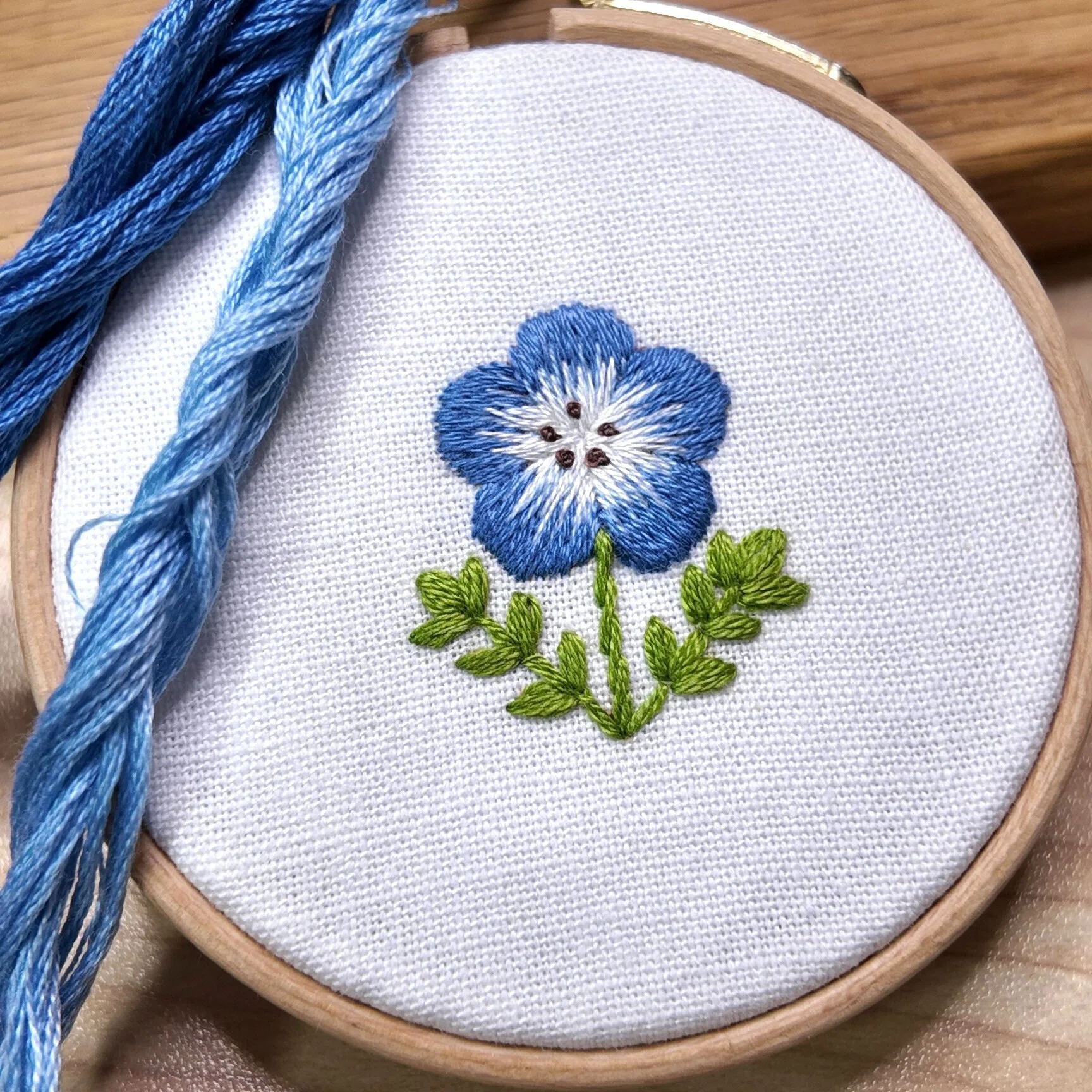 刺繍図案付】ネモフィラの刺繍-YouTube解説あり-｜はなめろん｜刺繍愛好家