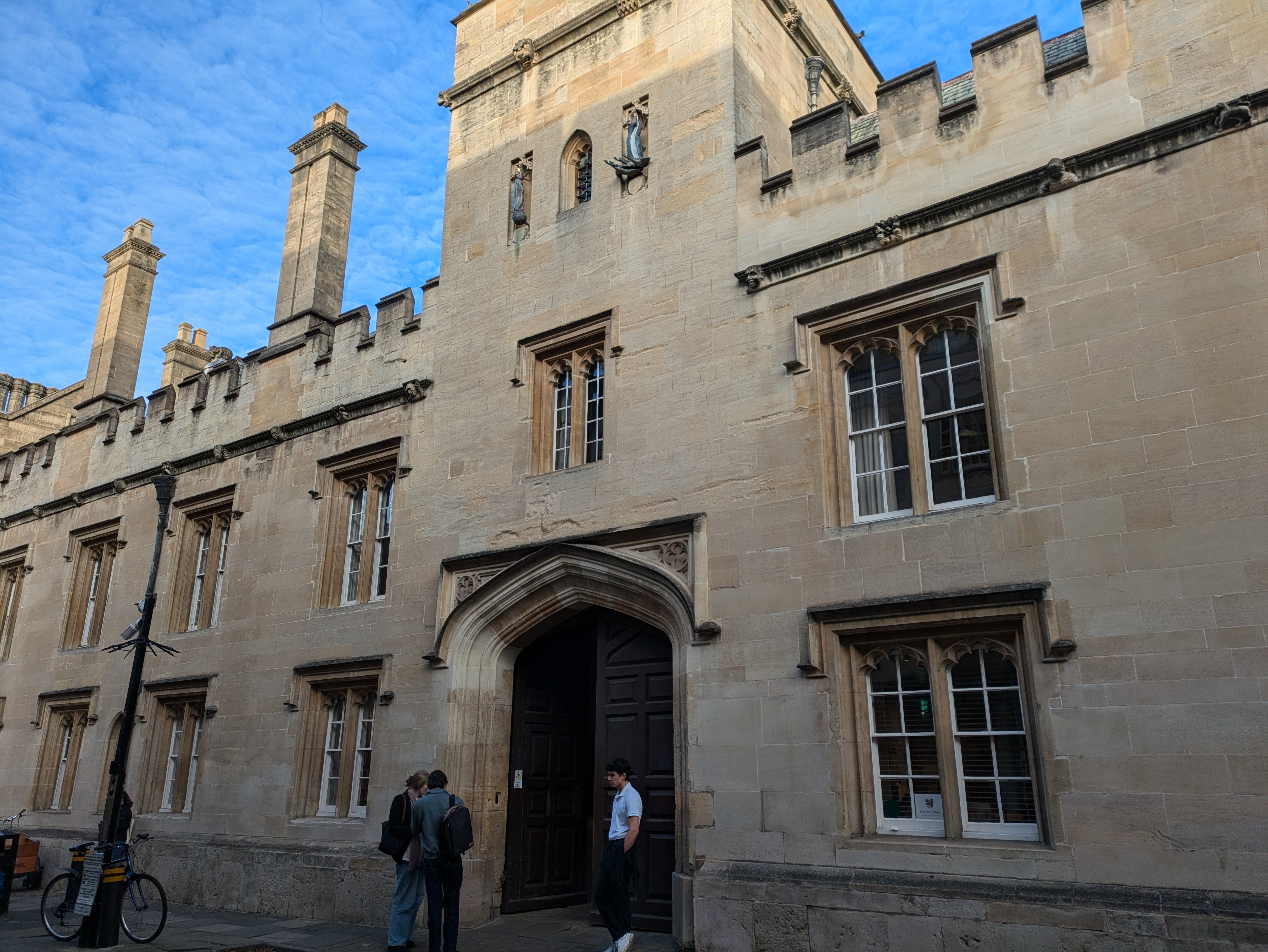 Goshfun 5452ピース 有名な大学建築物 オックスフォード大学 ミニチュアビルディングブリック モデルセット DIY 小さなパーティクル組み立て ステムトイ オックスフォード大学、ベリオール・カレッジの食堂 [8000x5502][OS