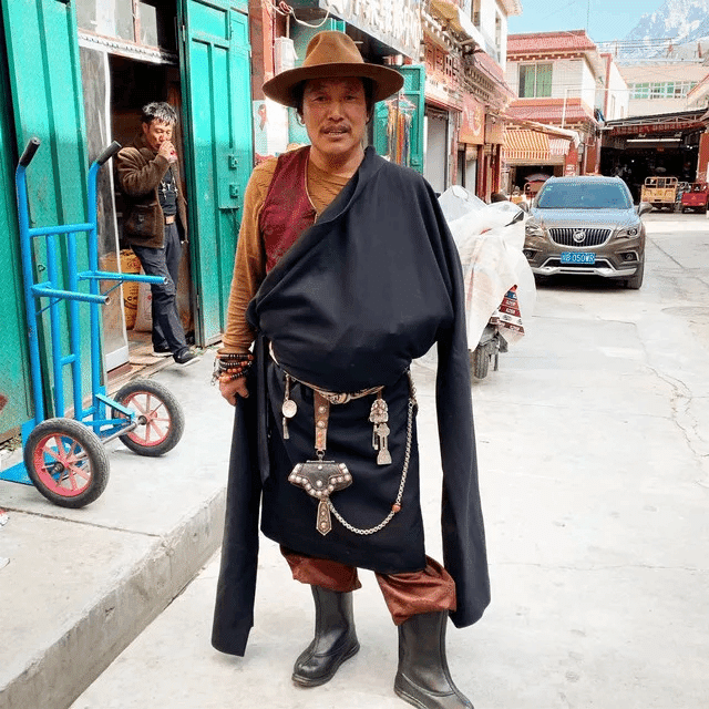 チベットのファッション 革ベルト編｜喜八