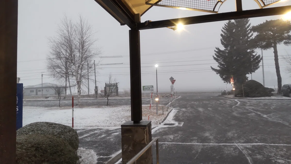 数十メートル先も見えないほどの吹雪の写真