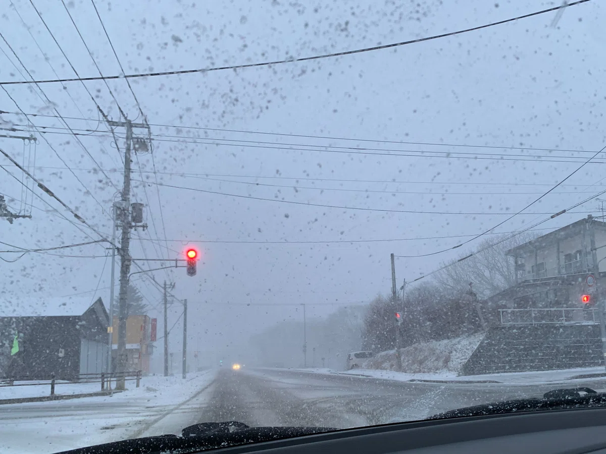 吹雪の中の車窓の写真
