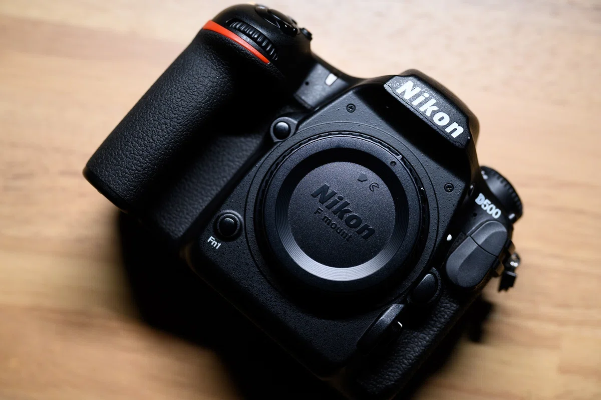 Nikon D500】ミラーレスの時代に一眼レフを買った話｜Indigo