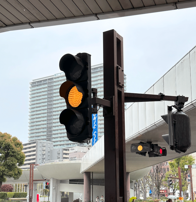 鉄道信号機 東京都大田区昭和島駅の英字灯器と青赤×信号機｜藤倉