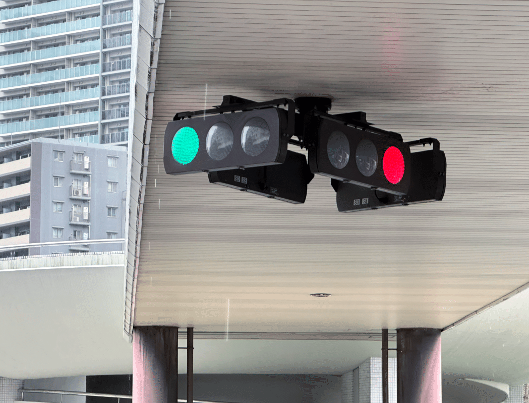 JR大宮駅西口のLED集約型懸垂型信号機 (さいたま・大宮)｜道路