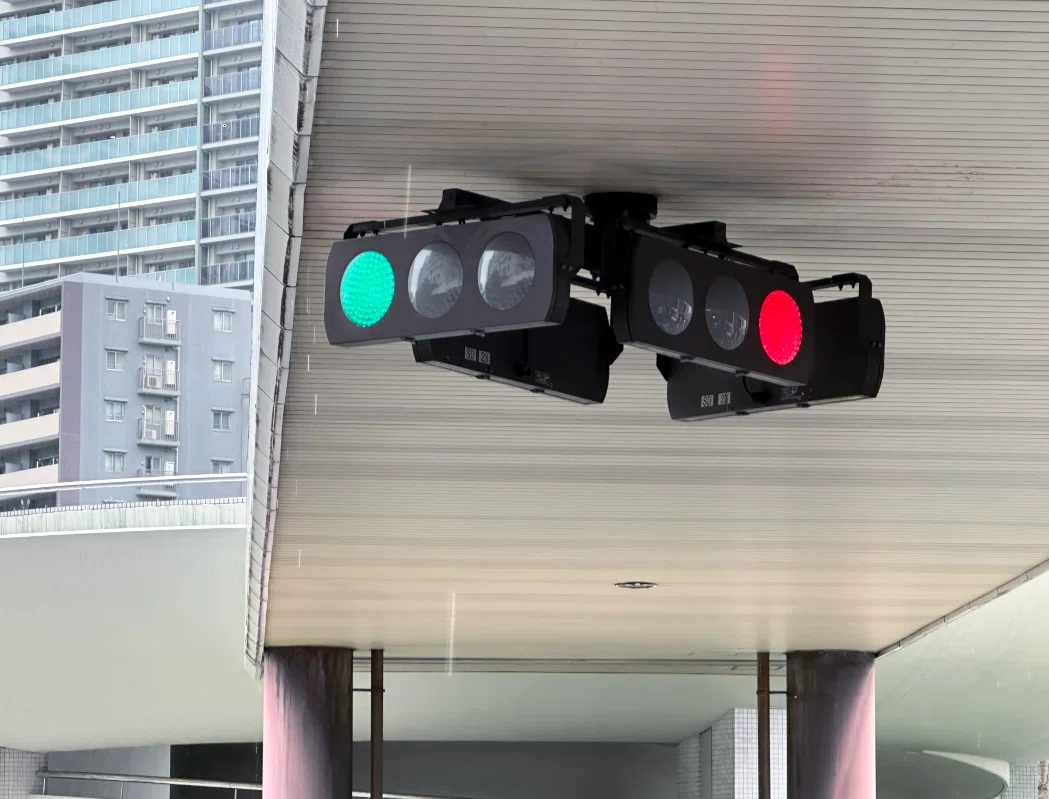 JR大宮駅西口のLED集約型懸垂型信号機 (さいたま・大宮)｜道路標識マニア