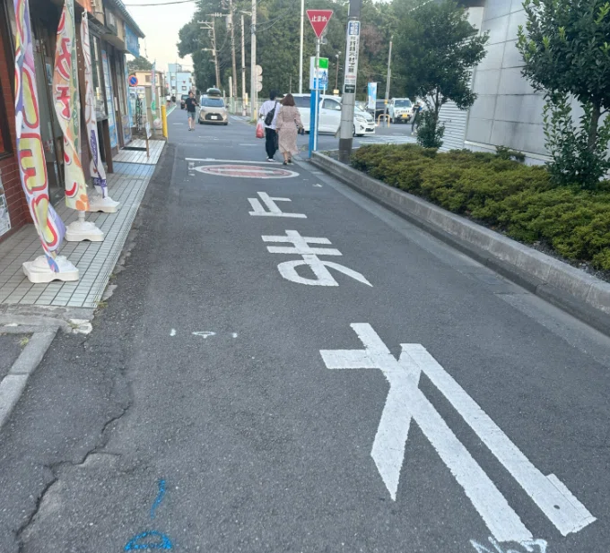全国で大きく3パターンある!? 法定外表示「止まれ」のデザイン｜道路