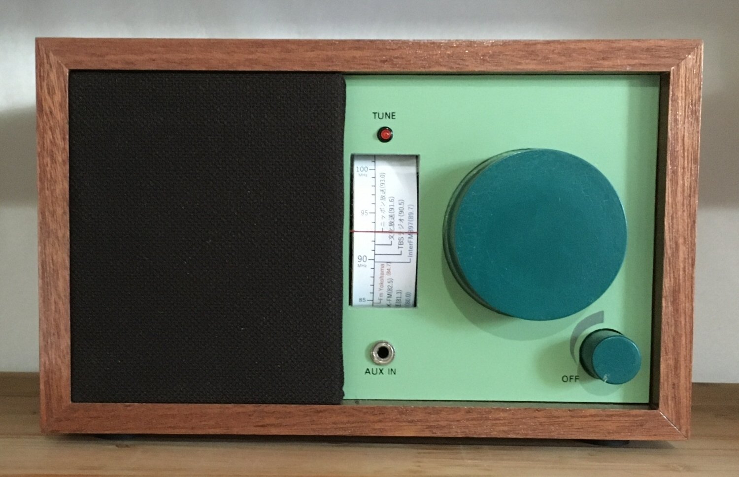 手作りの木製キャビネットが目を惹く テーブルラジオ 手作りの木製キャビネットが目を惹く テーブルラジオ