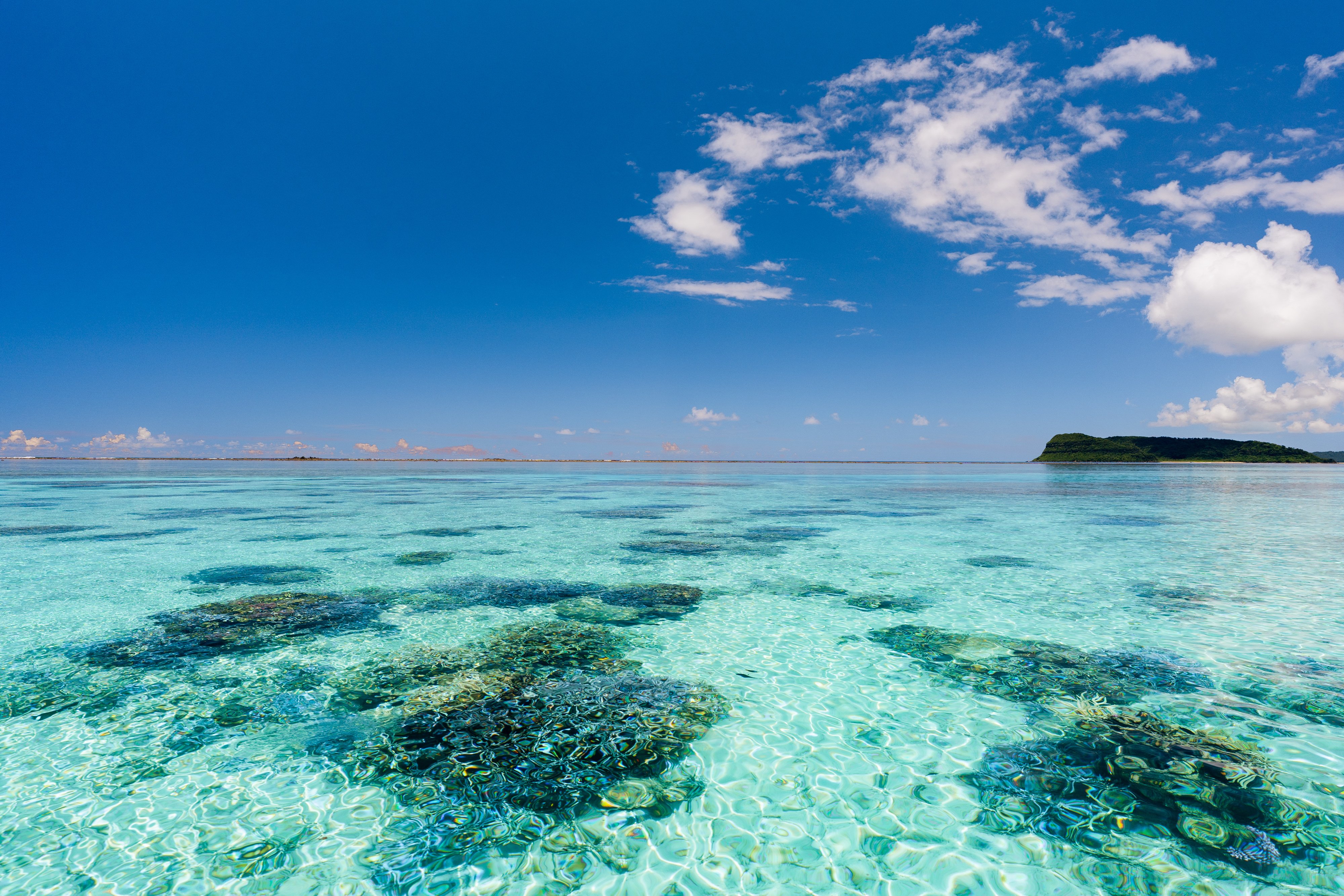 年に数回だけの奇跡の日。ベタ凪の沖縄の海が、絶景すぎる。｜海と旅