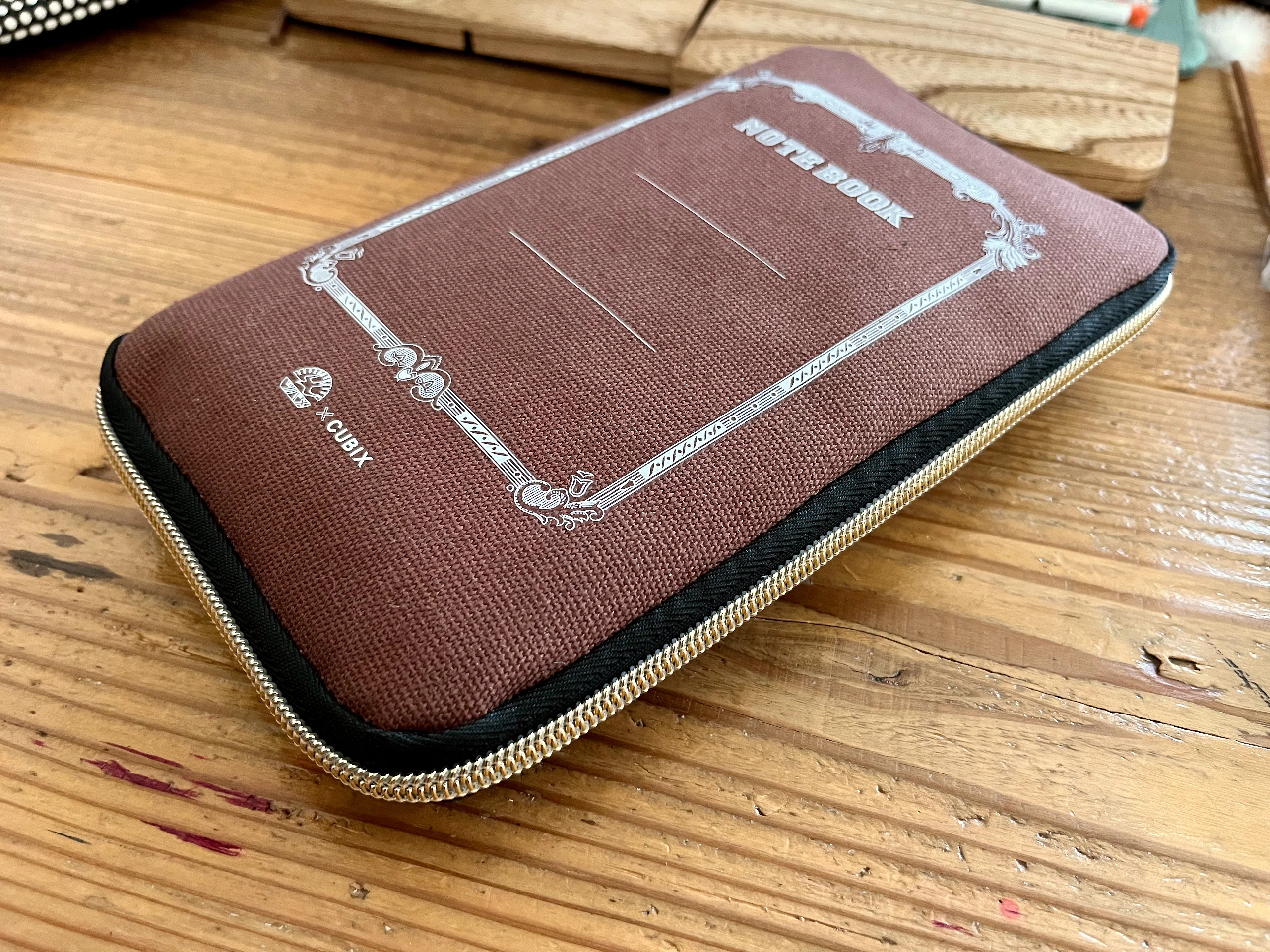 レビュー】ツバメノート×CUBIXのラウンドジップペンケースに何が入る