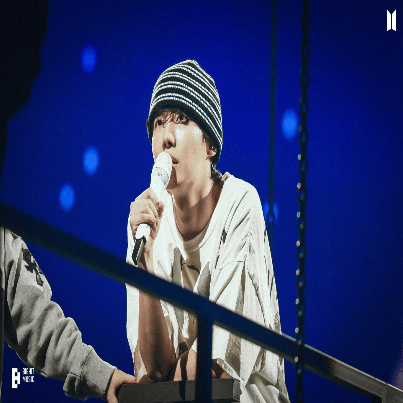 【ソウル限定】HOPE ON THE STAGE パーカーMトレカなし ソウル限定】HOPE ON THE STAGE パーカーMトレカなし おまけ付