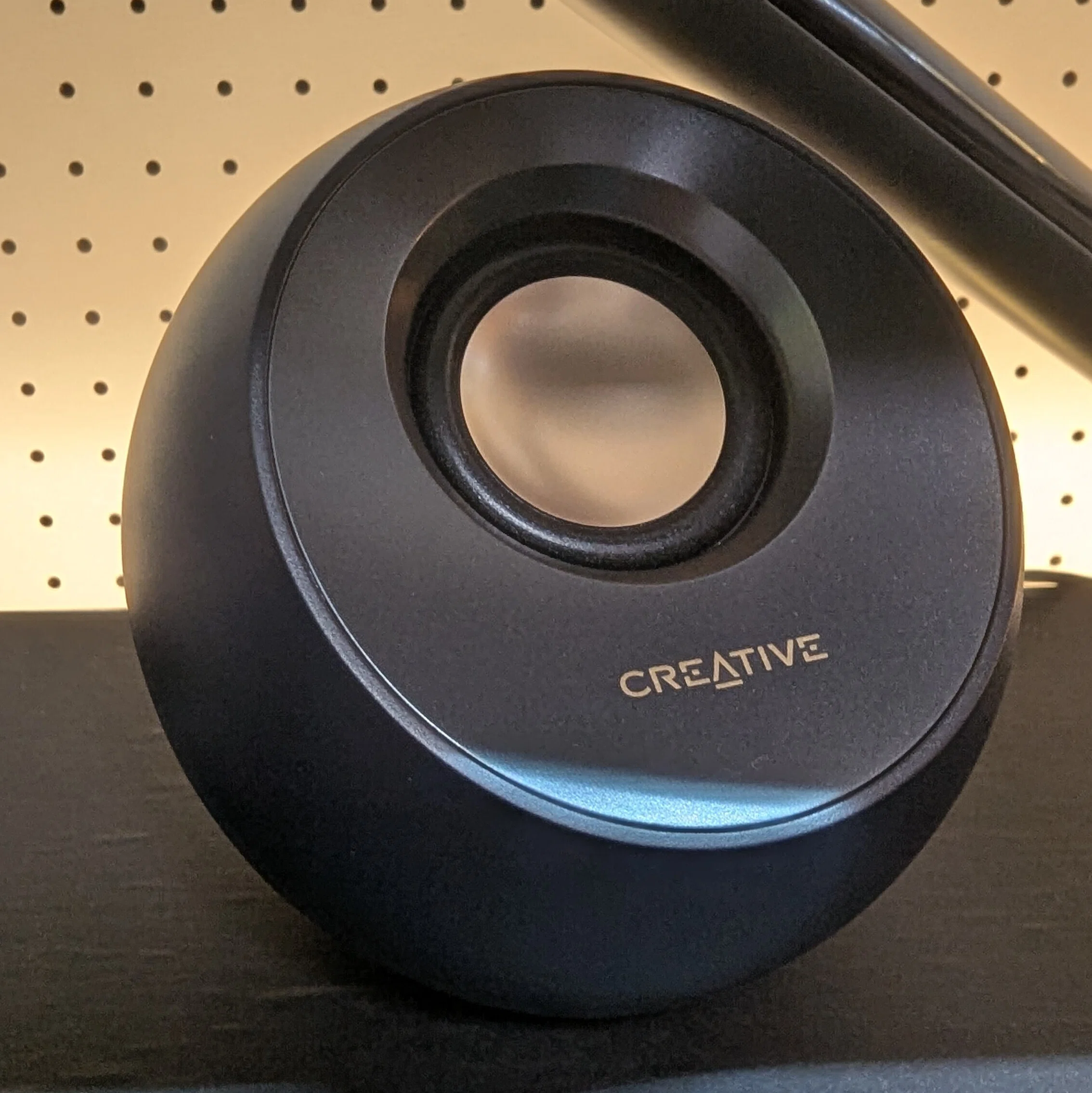 コスパ良しな小型スピーカーを買ってみた【Creative Pebble V2