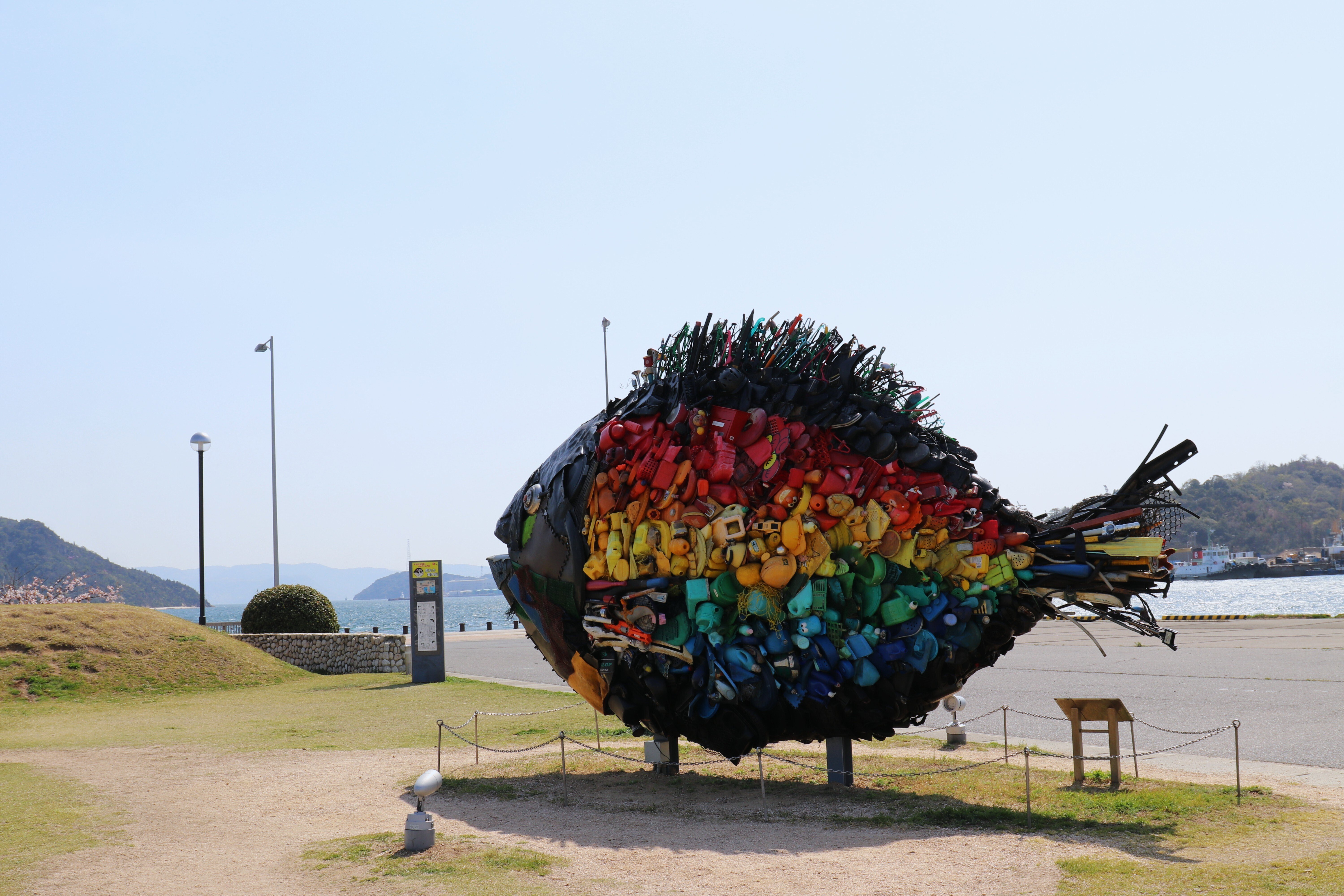 宇野港(岡山)で巨大魚に逢う[瀬戸内国際芸術祭2025]｜Abbey -旅する