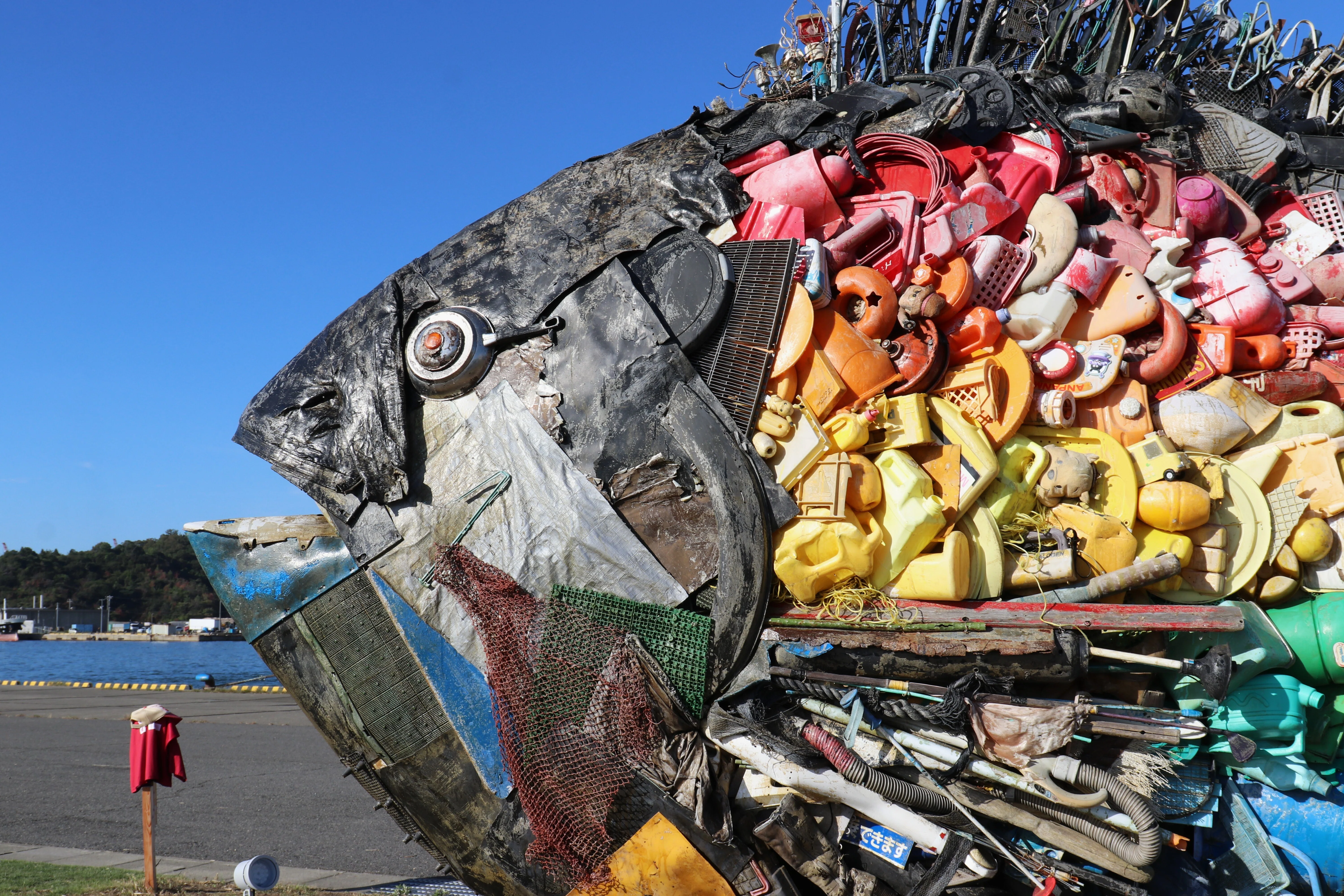 宇野港(岡山)で巨大魚に逢う[瀬戸内国際芸術祭2025]｜Abbey -旅する