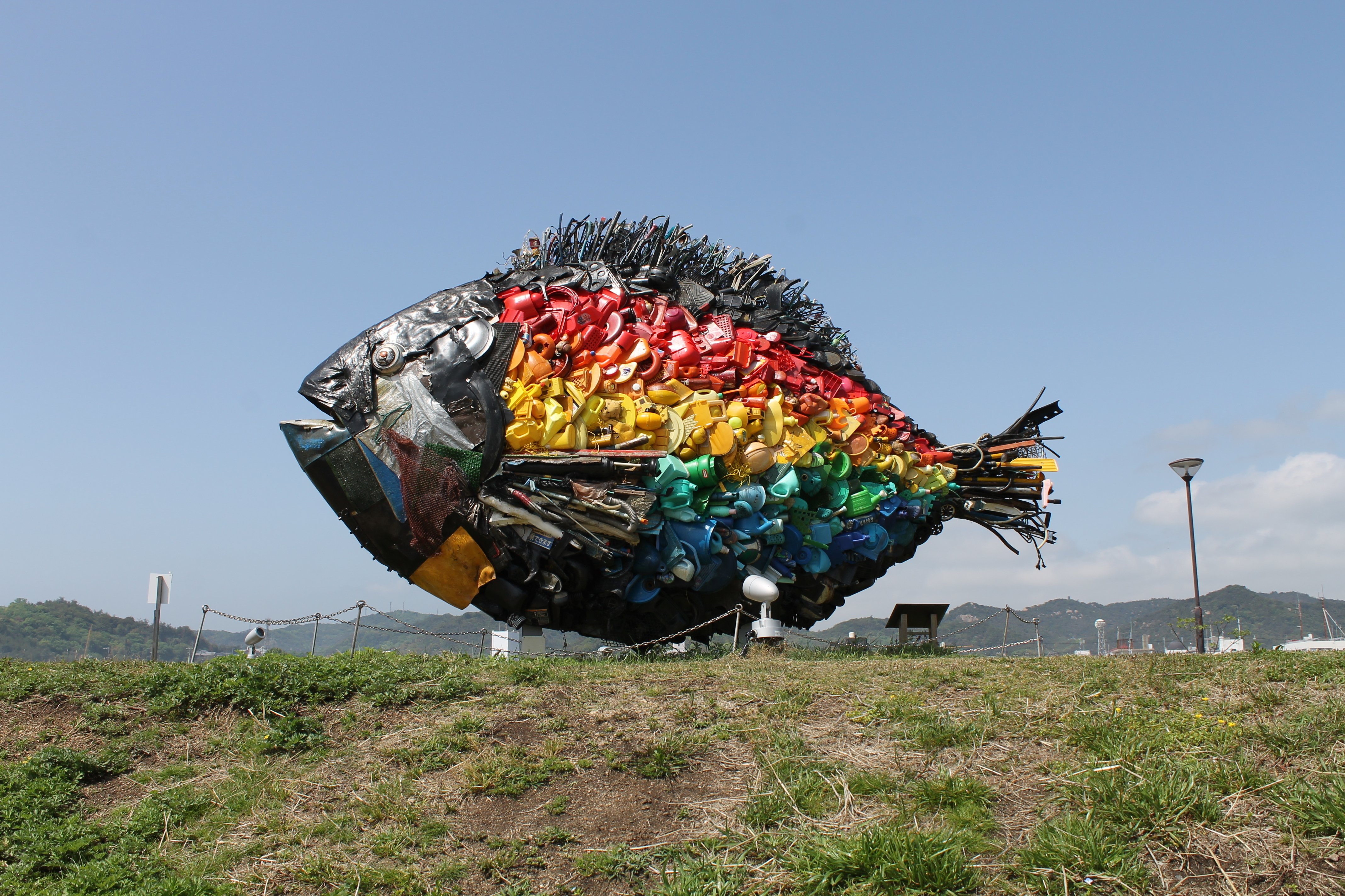 宇野港(岡山)で巨大魚に逢う[瀬戸内国際芸術祭2025]｜Abbey -旅する