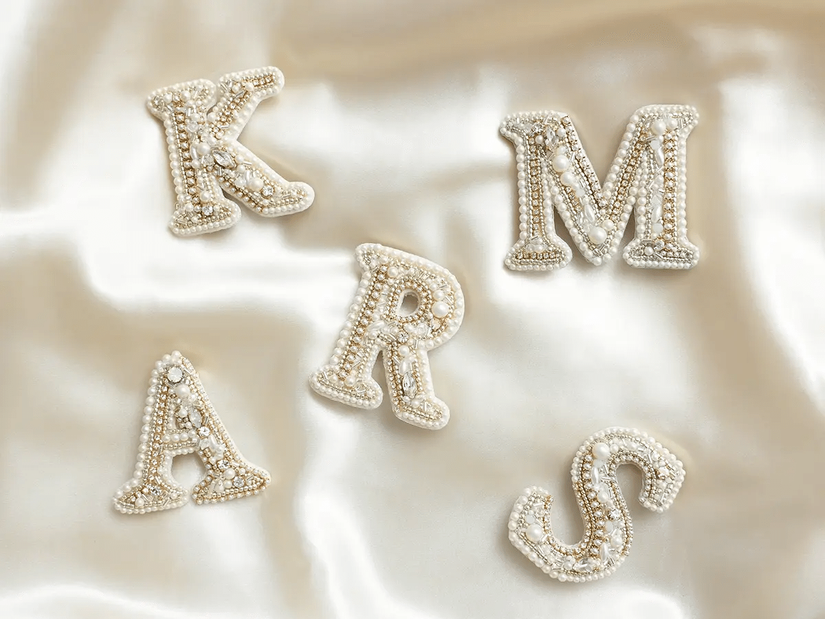 これ誰の？」が解決！ビーズ刺繍のイニシャルブローチ｜ミルーム 