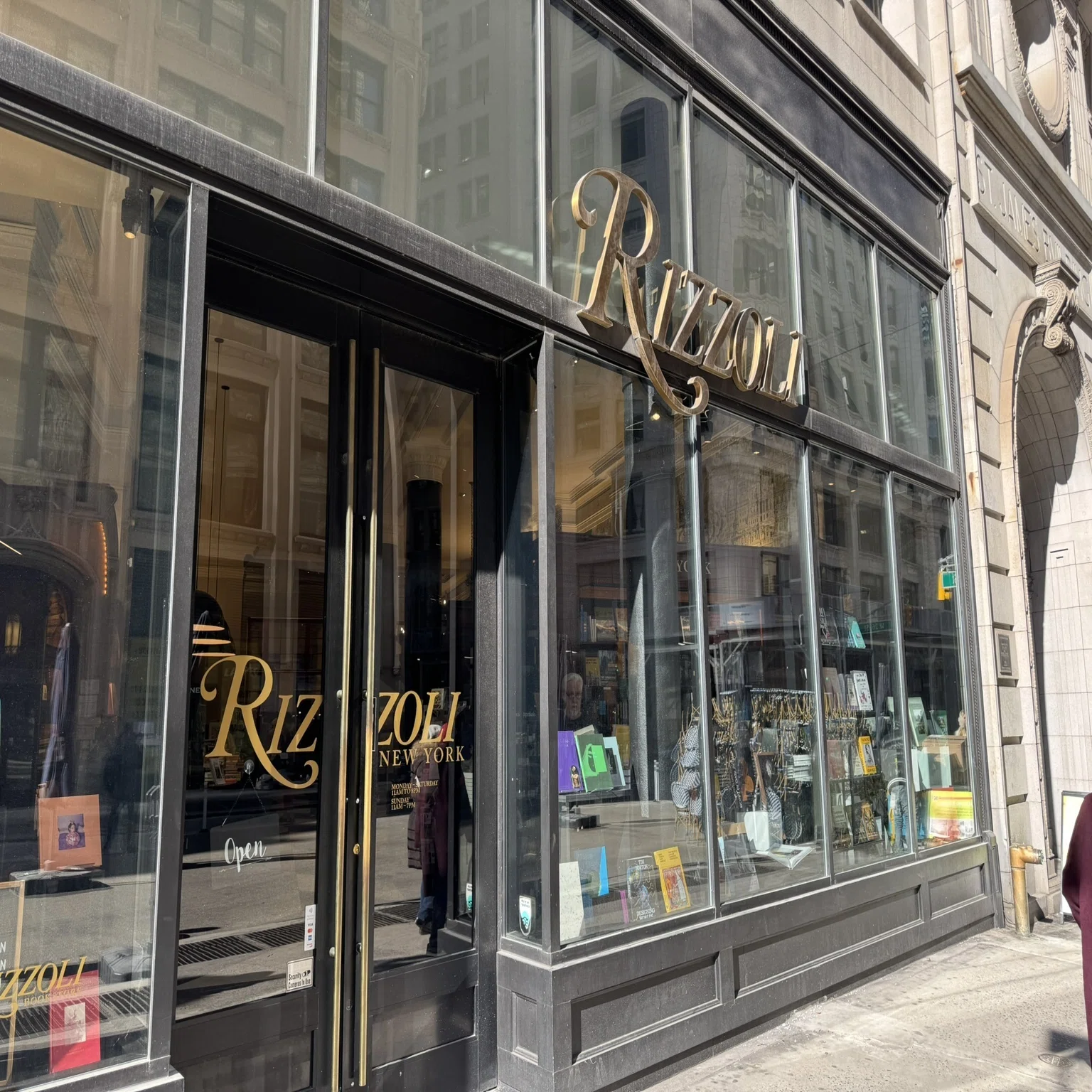 NY書店紹介】アートブックが豊富な美しい書店。RIzzoli Bookstore｜Cymbal