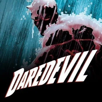 Daredevil #1(2023-)カバー画像の一部切り抜き。しゃがんで雨に打たれるデアデビル