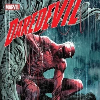 Daredevil #1(2022-2023)カバー画像の一部切り抜き。屋上の石像の上で雨に打たれるデアデビル