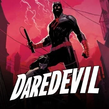 Daredevil #1(2015-2018)カバー画像の切り抜き。赤く染まった街をバックに立つ、ブラックコスチュームのデアデビル