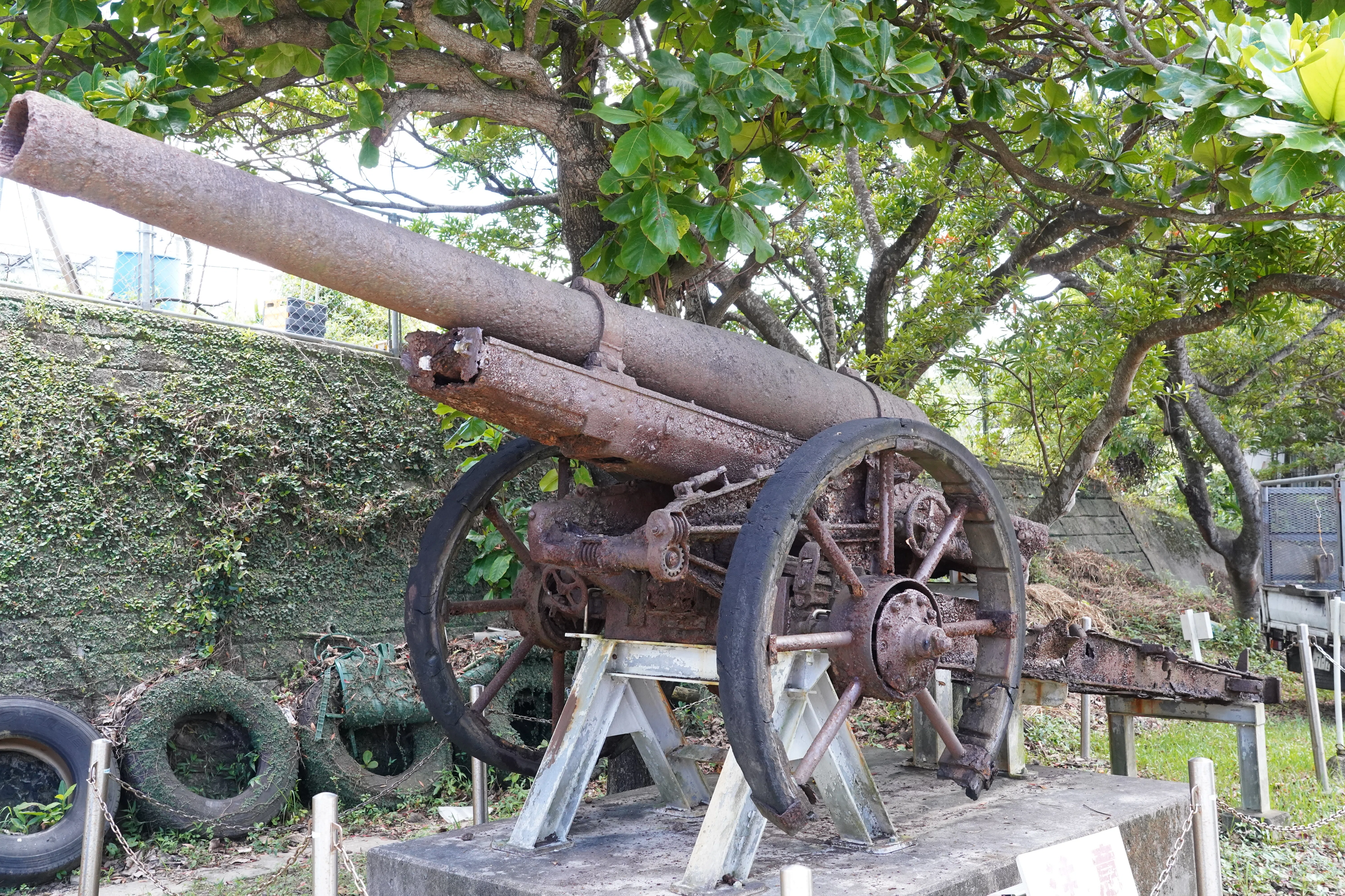 私の沖縄旅行と戦跡~4 石塀の弾痕、100万ドルの山、西原の榴弾砲ほか