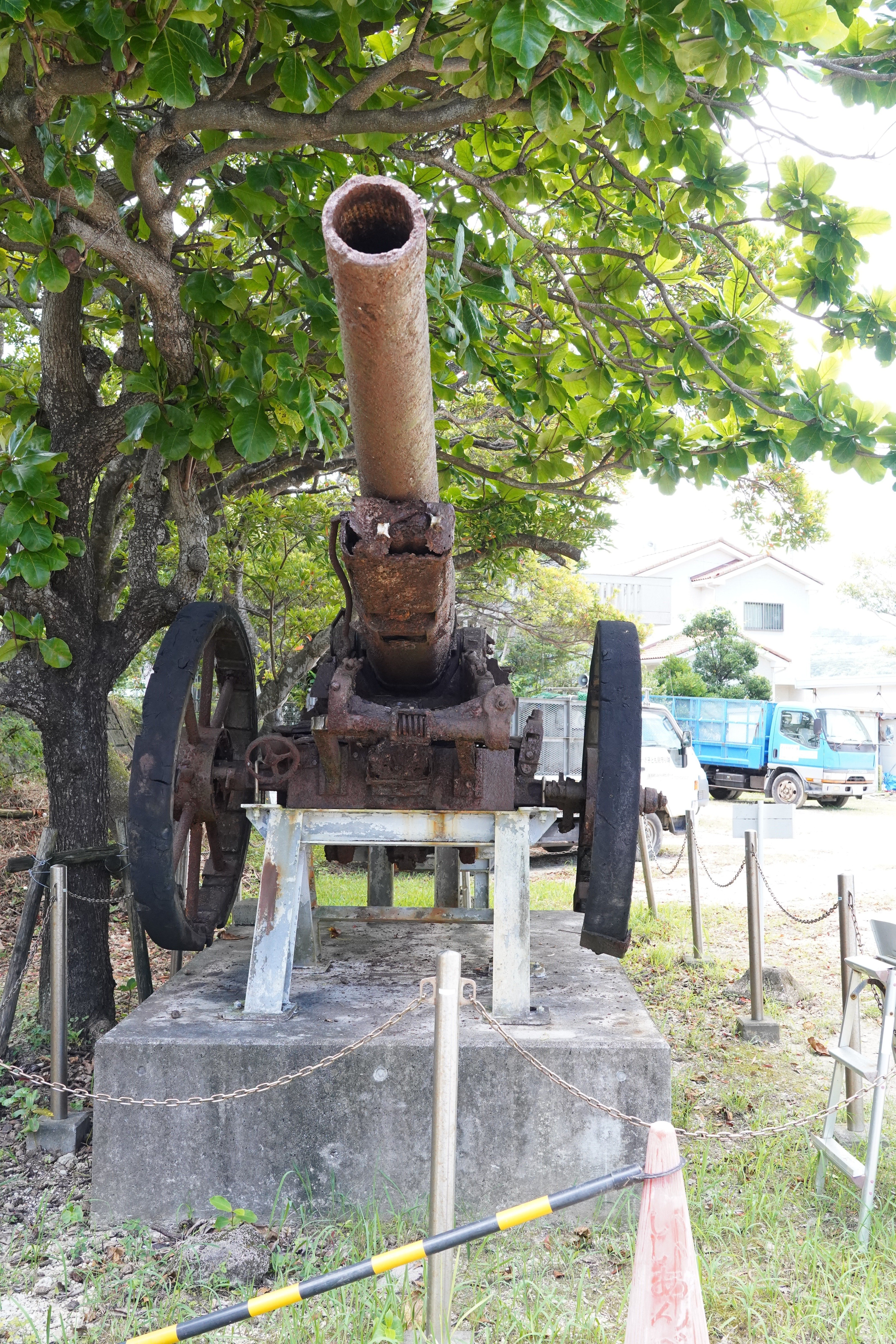 希少　40年代　銅製　90mm砲弾 私の沖縄旅行と戦跡~4 石塀の弾痕、100万ドルの山、西原の榴弾砲ほか