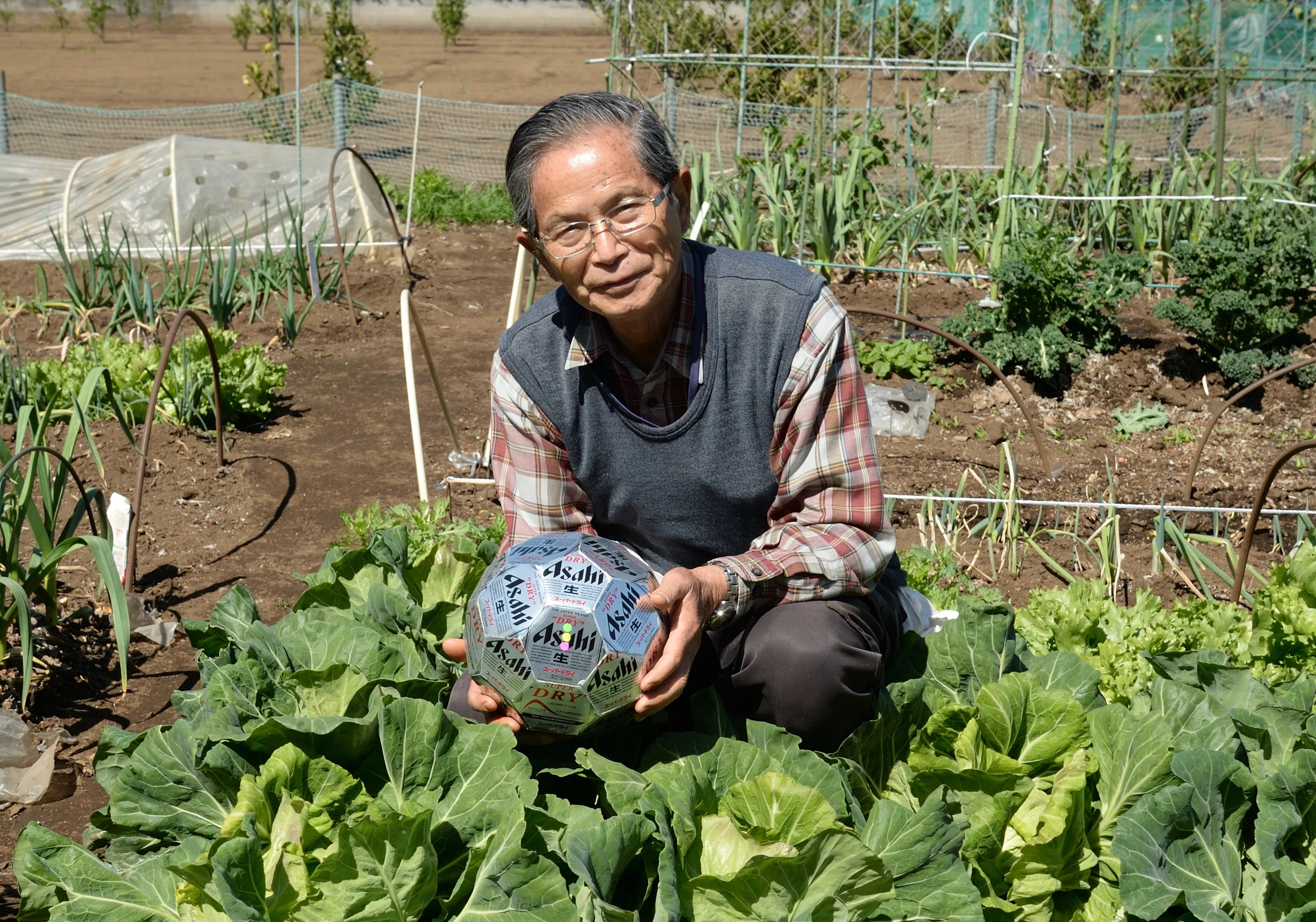 85歳の佐藤さんが「アルミ缶でサッカーボール」を作りました。｜折り板金
