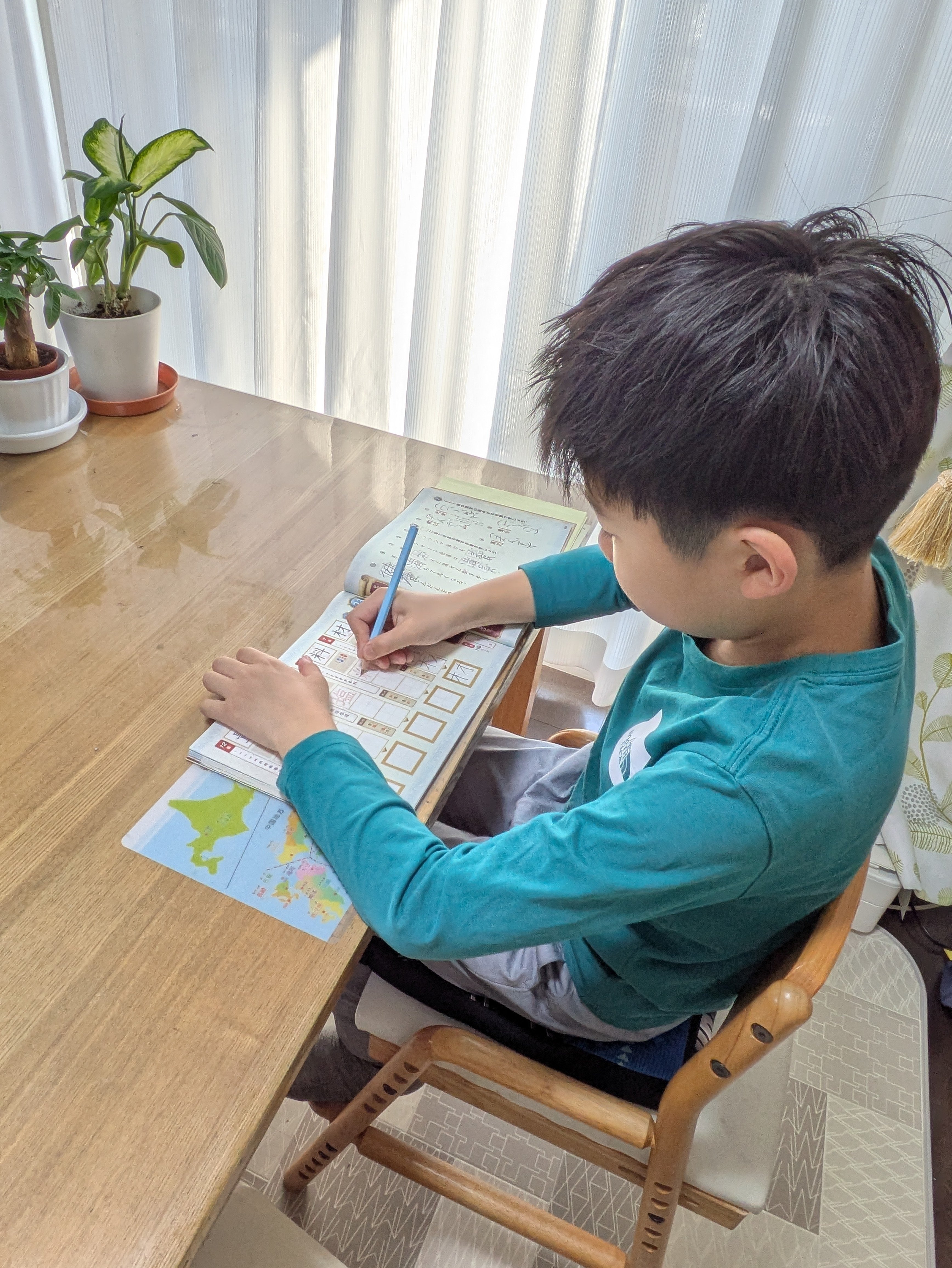 宿題に取り組むあゆさんのお子さん