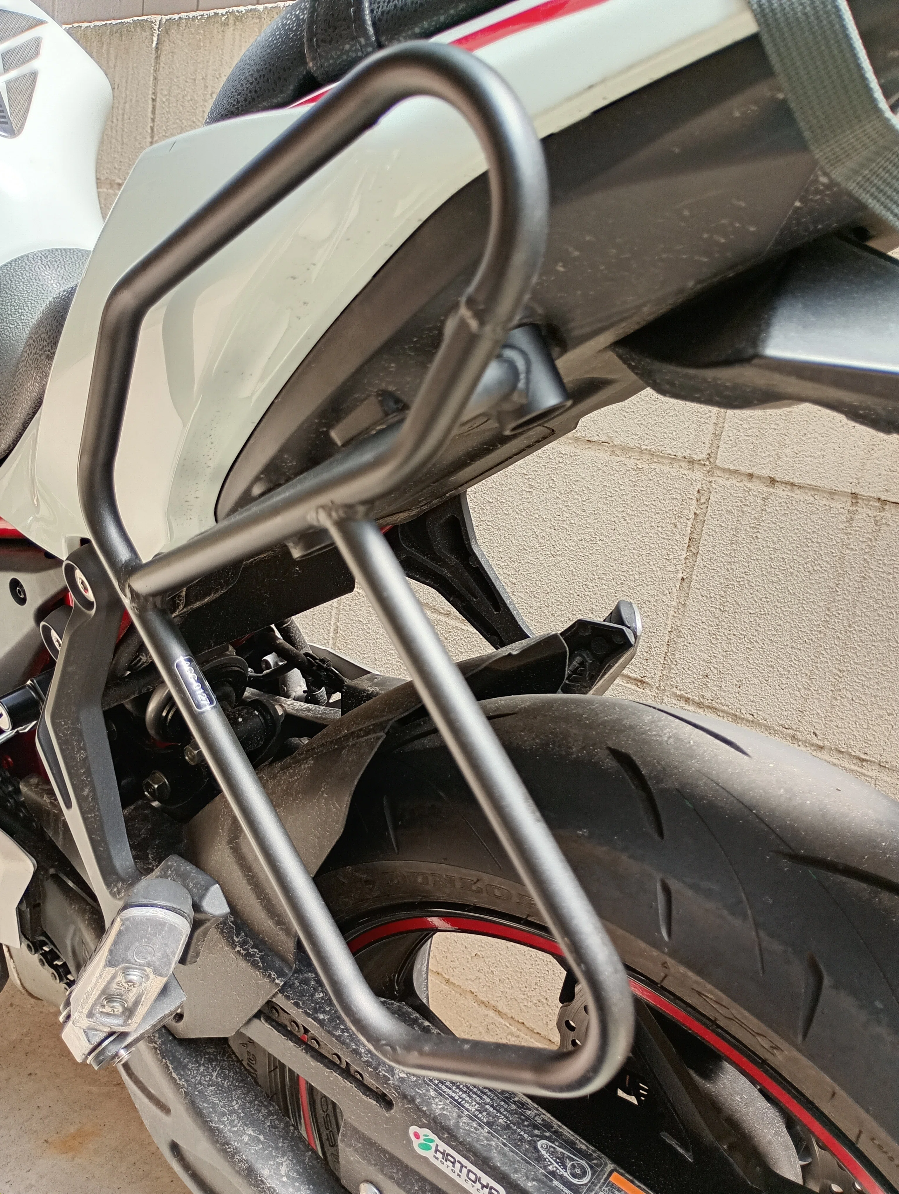 Z650に純正パニアケースブラケットだけ付けた｜benkey