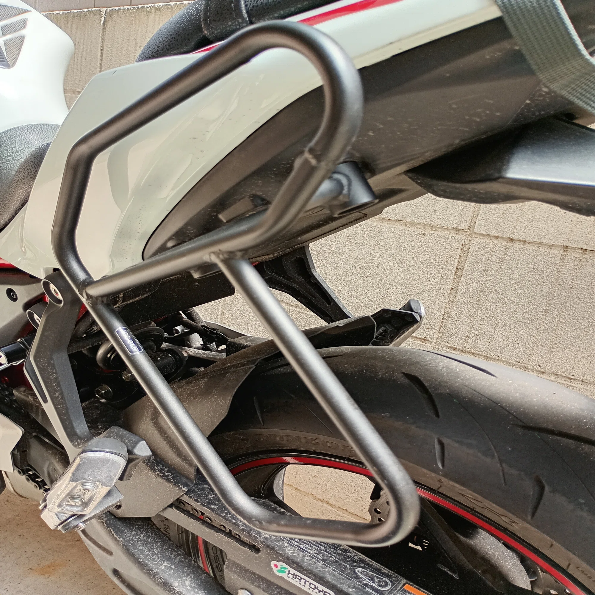 Z650に純正パニアケースブラケットだけ付けた｜benkey