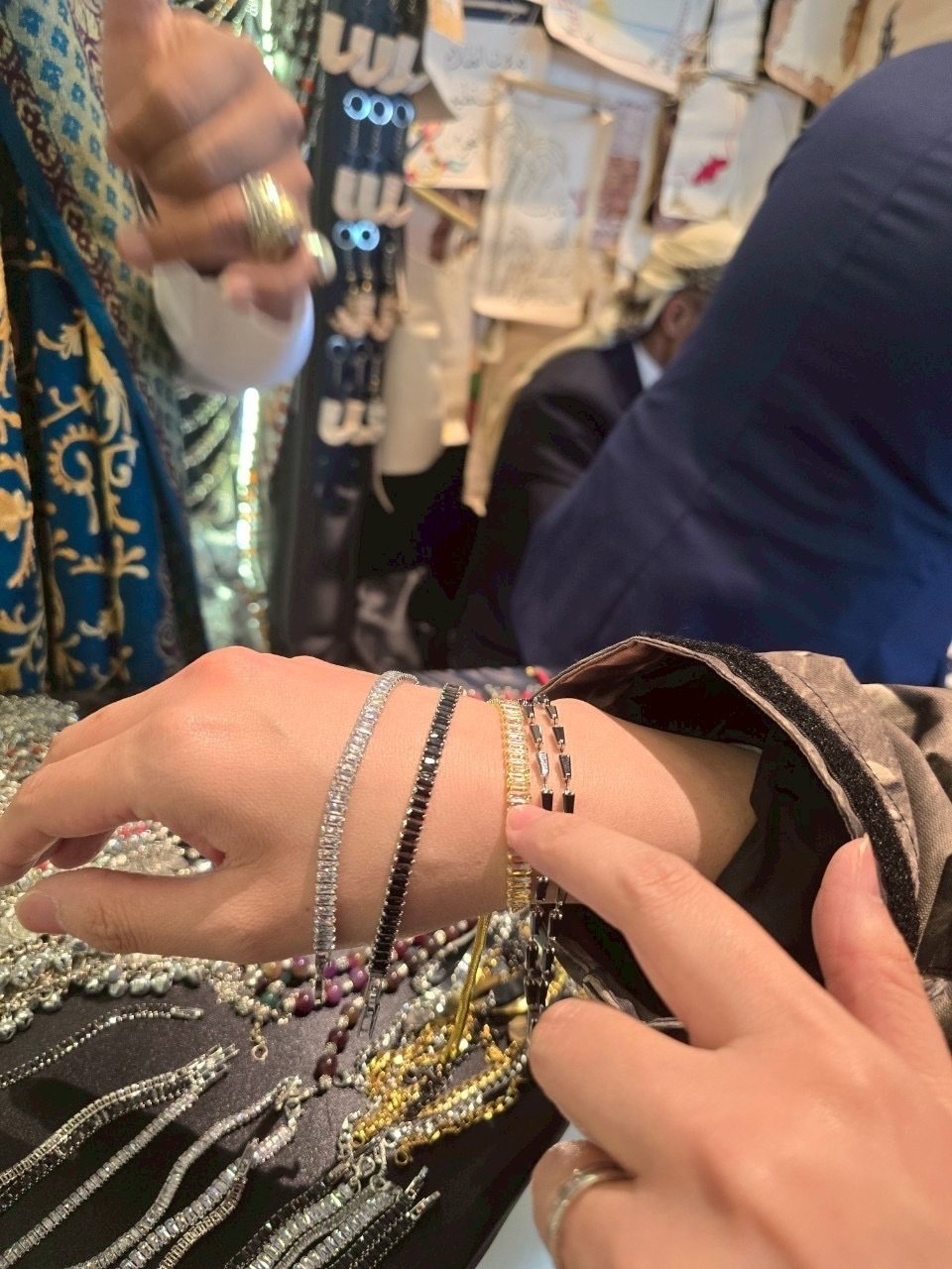 大阪関西万博 コンゴ館ラピスラズリのブレスレット クローバー型 01