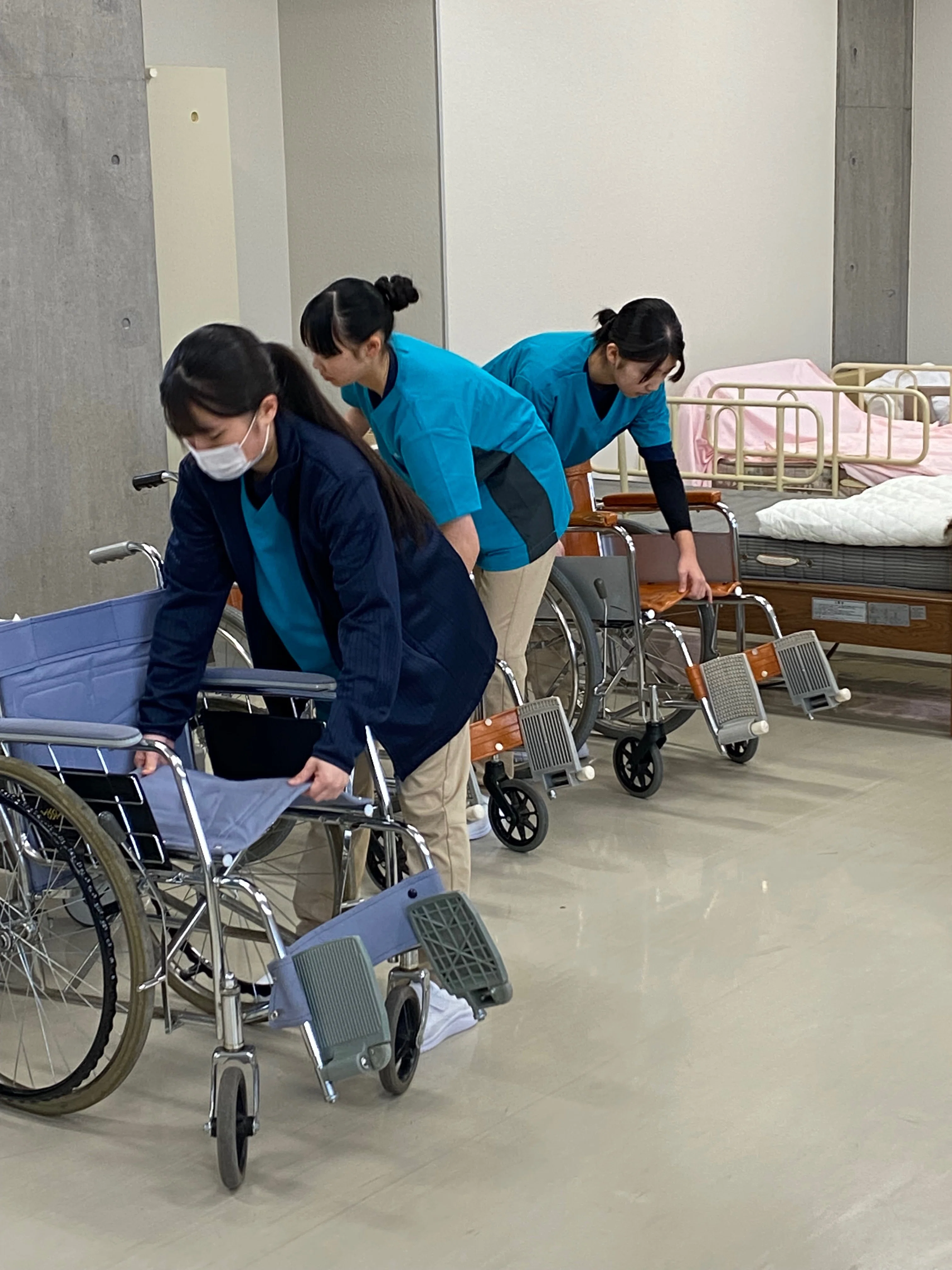 車椅子介助を学ぶ介護福祉系列2年生｜岩手県立久慈翔北高等学校