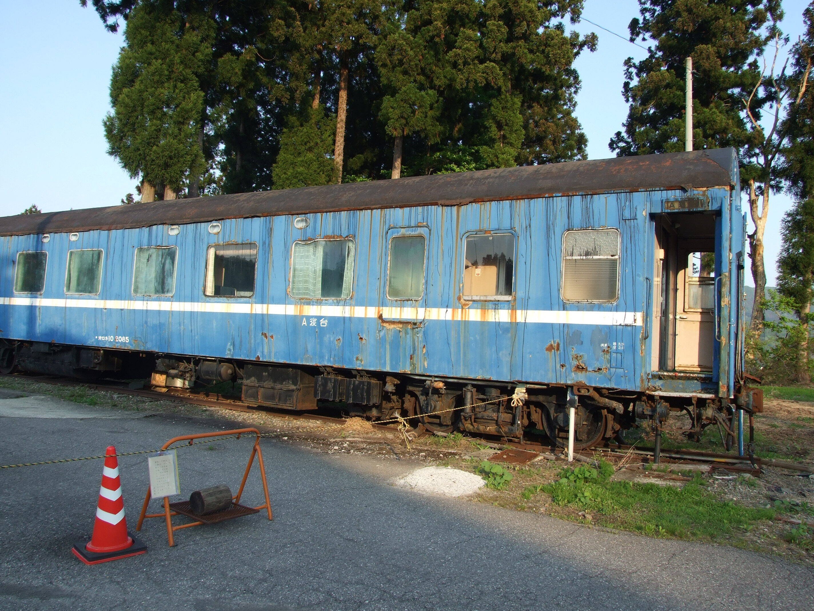かつて守門温泉にあった蒸気機関車29657と10系客車オロネ2085