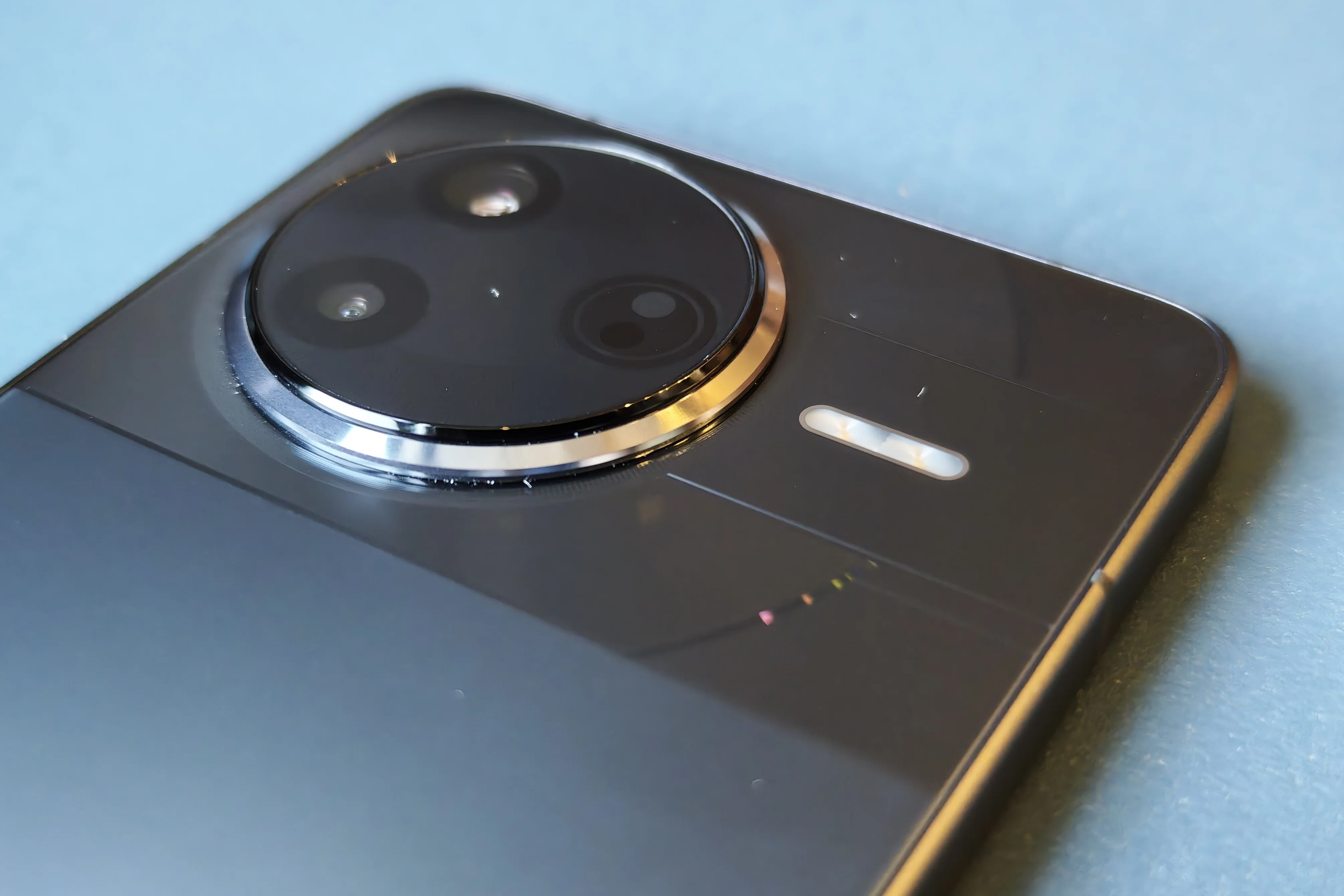 POCO F7 Pro レビュー】中身は型落ち、だけど優等生。そんな1台を