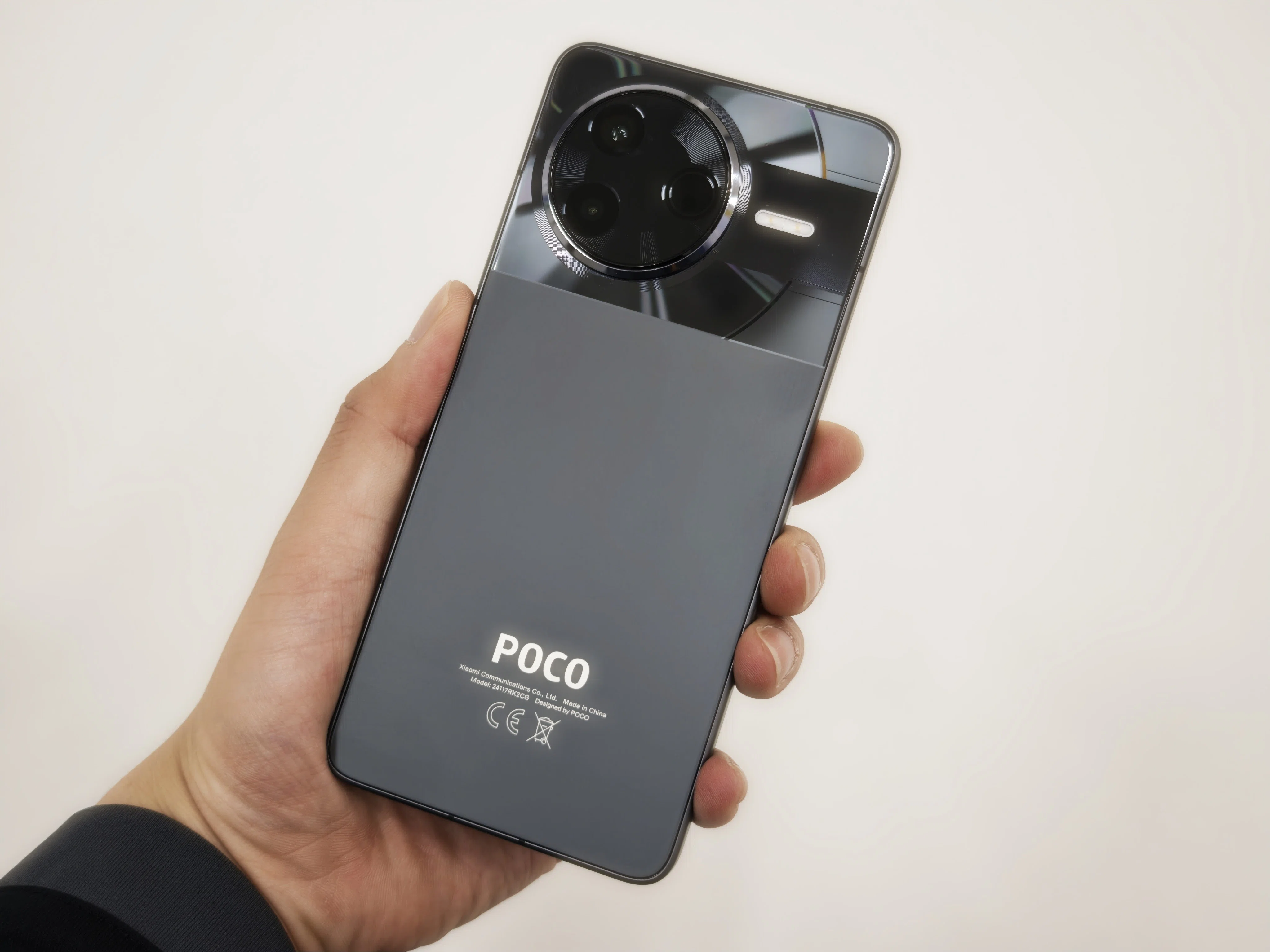 POCO F7 Pro レビュー】中身は型落ち、だけど優等生。そんな1台を