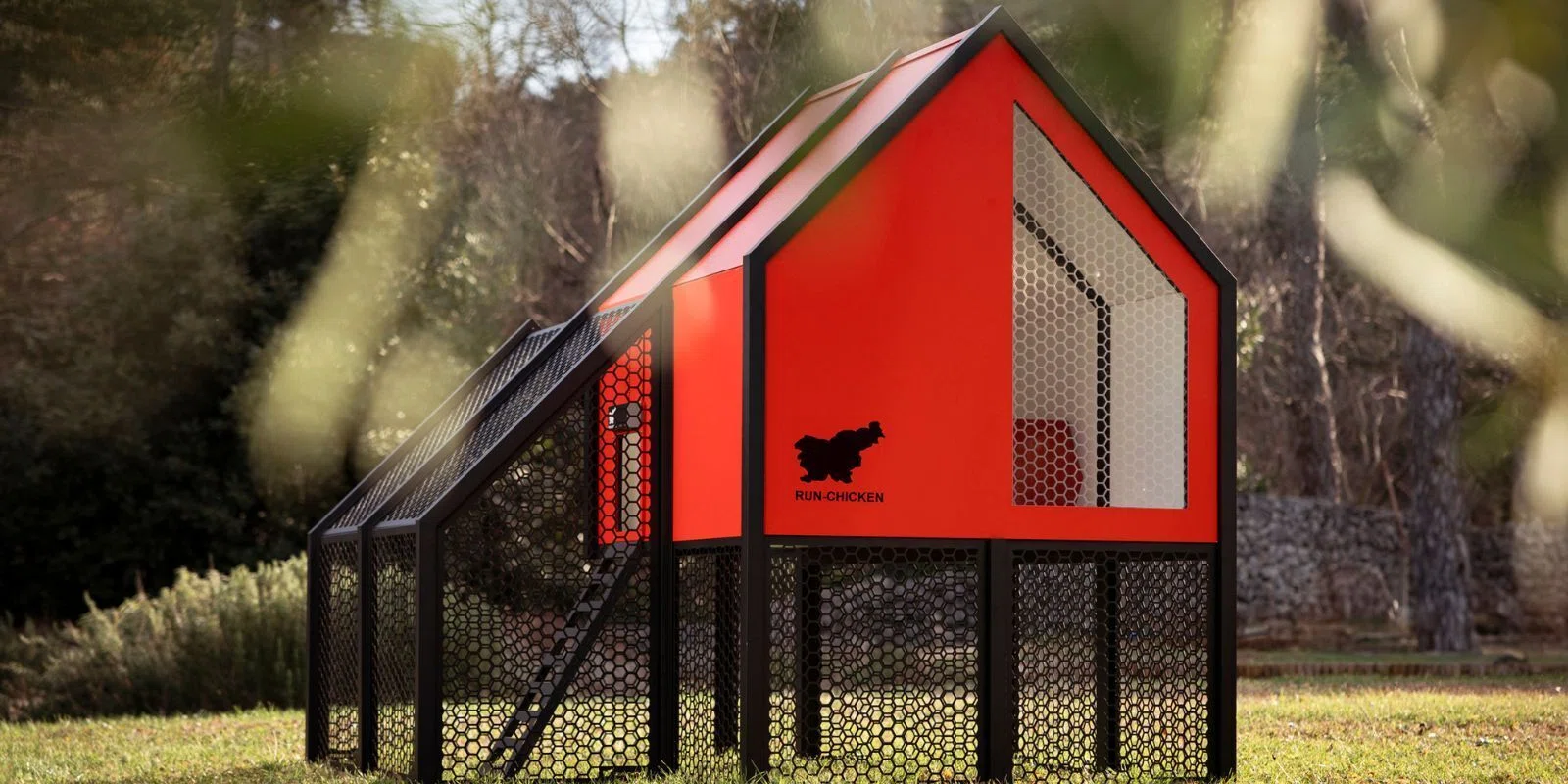 鶏小屋の必需品】鶏小屋の温度管理と自動ドア活用ガイド｜寒さ対策で鶏 