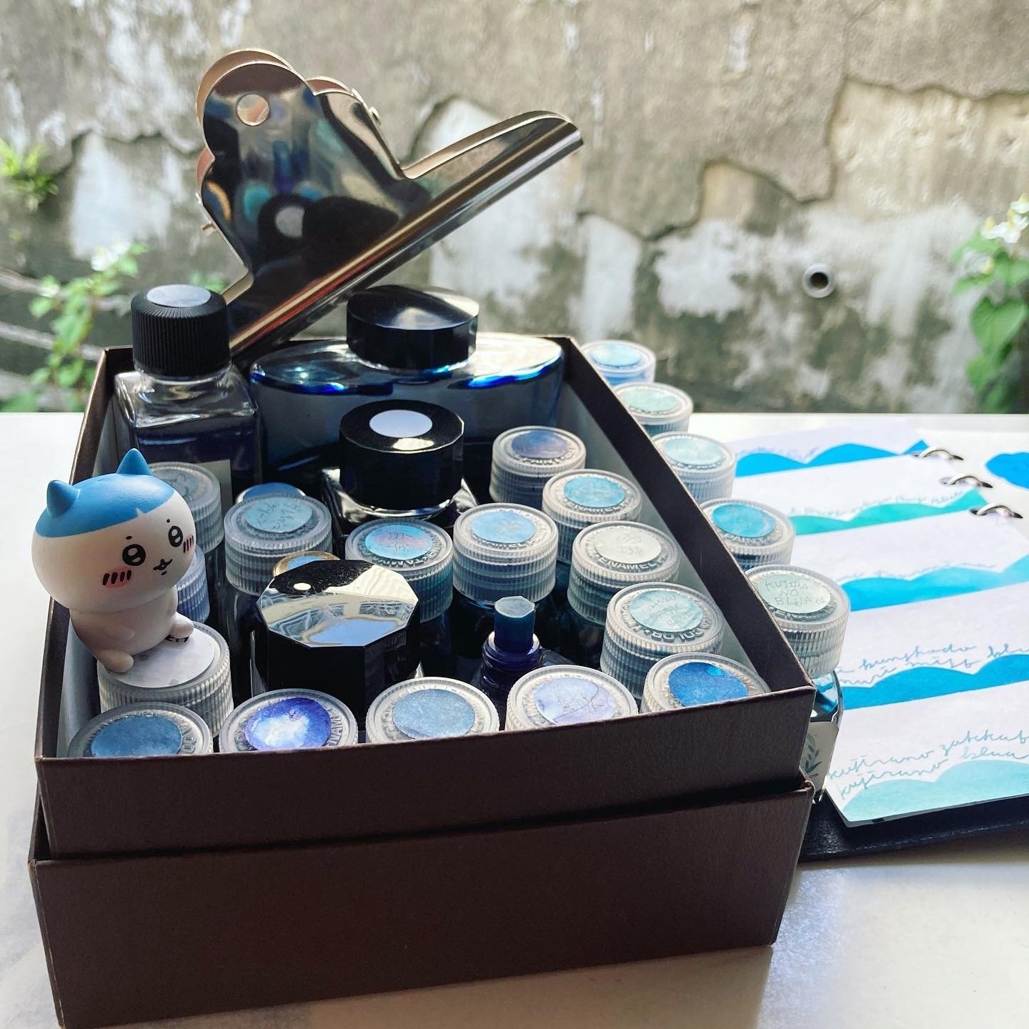 万年筆インクの収納術～タミヤ瓶とラベルあれこれ｜手帳Q子