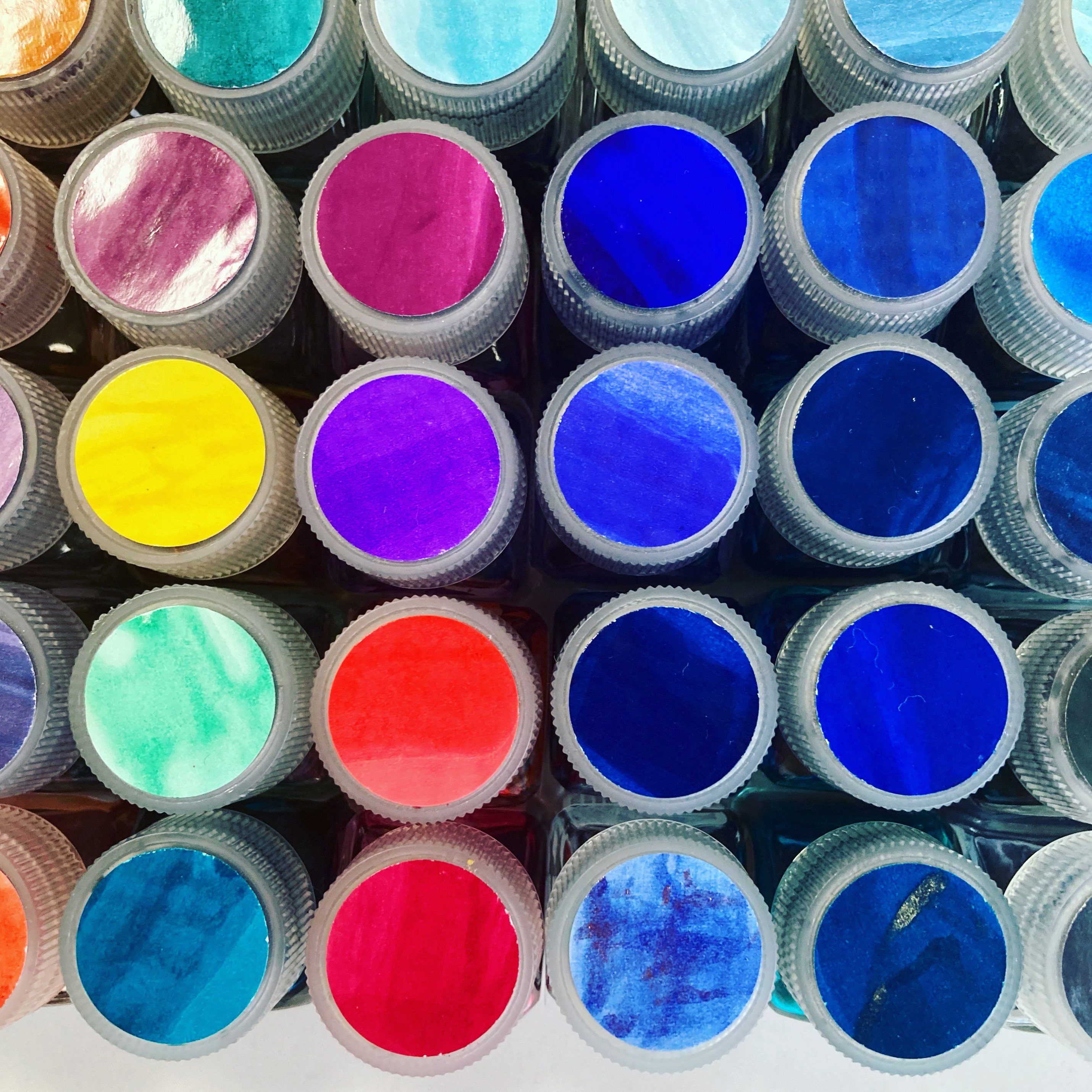 万年筆インクの収納術～タミヤ瓶とラベルあれこれ｜手帳Q子